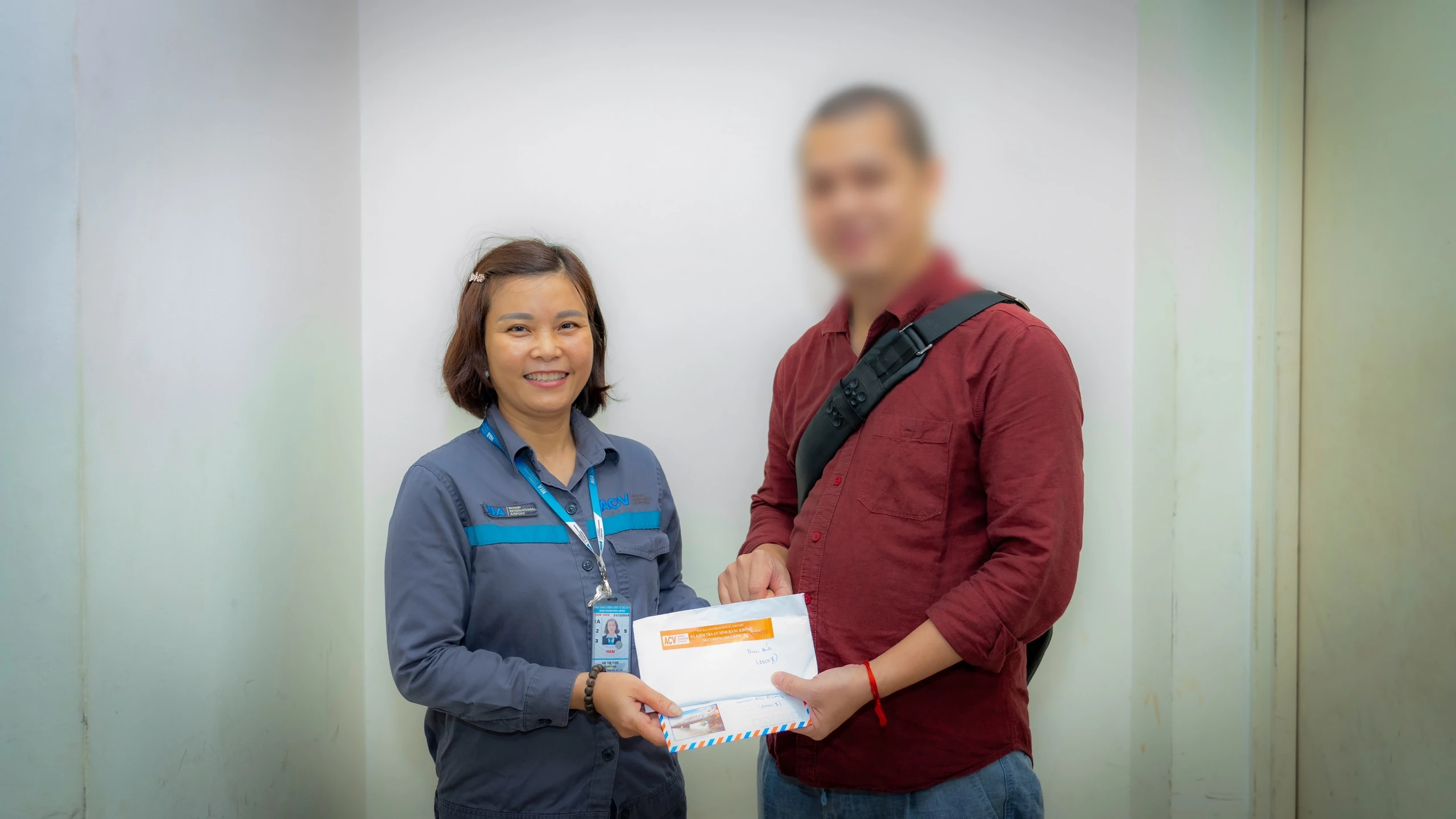 11-chi-tuoi-mui-mung-trao-lai-chiec-tui-chua-4300-usd-cho-anh-vqd-1708075144213813585045 (1).webp