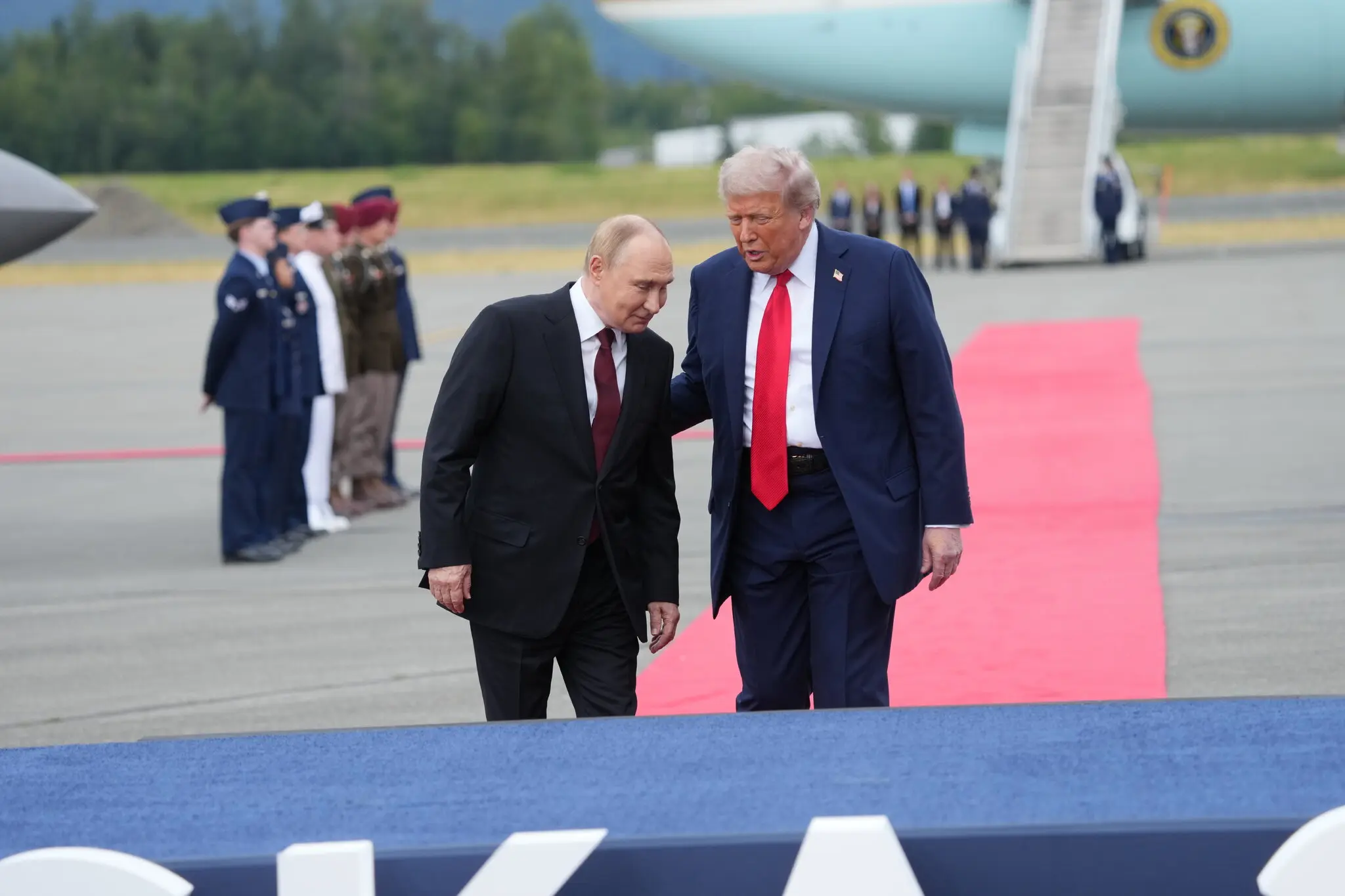 15trump-news-reporter-red-carpet1-pcfz-superJumbo.jpg.webp