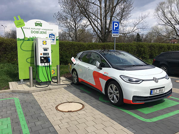 1655117267nabijeni-elektromobilu-zdarma-sectron-blog.jpg