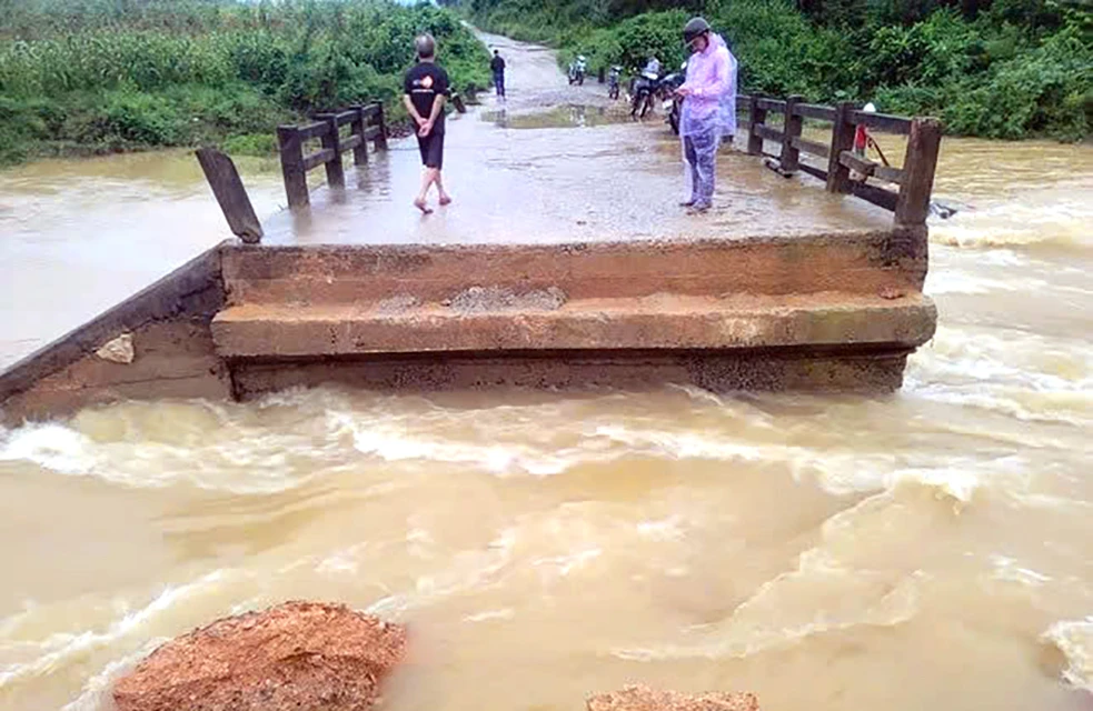 1727145878-sap-cau-ben-nha-o-thanh-hoa-di-doi-khan-cap-273-ho-dan-8911-widthheight.webp