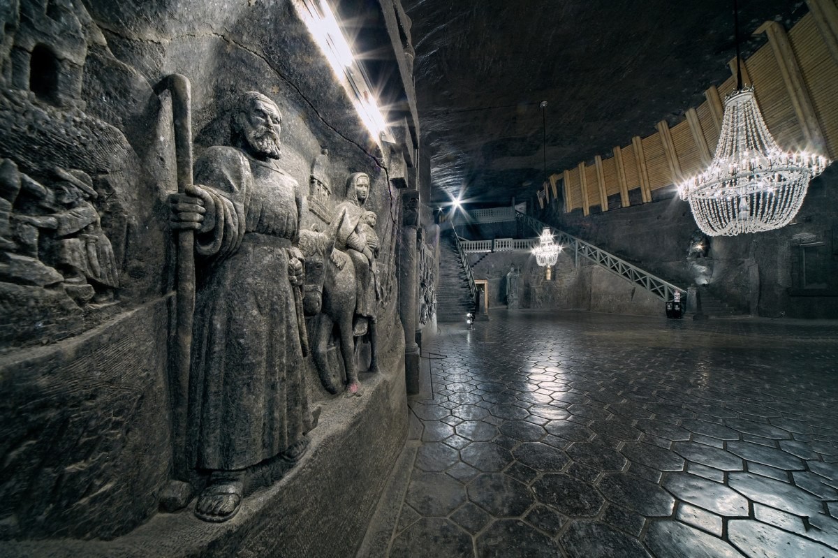 1920px-kaplica-sw-komory-kopalnia-soli-wieliczka-12-1591178887-120240219161028.jpg