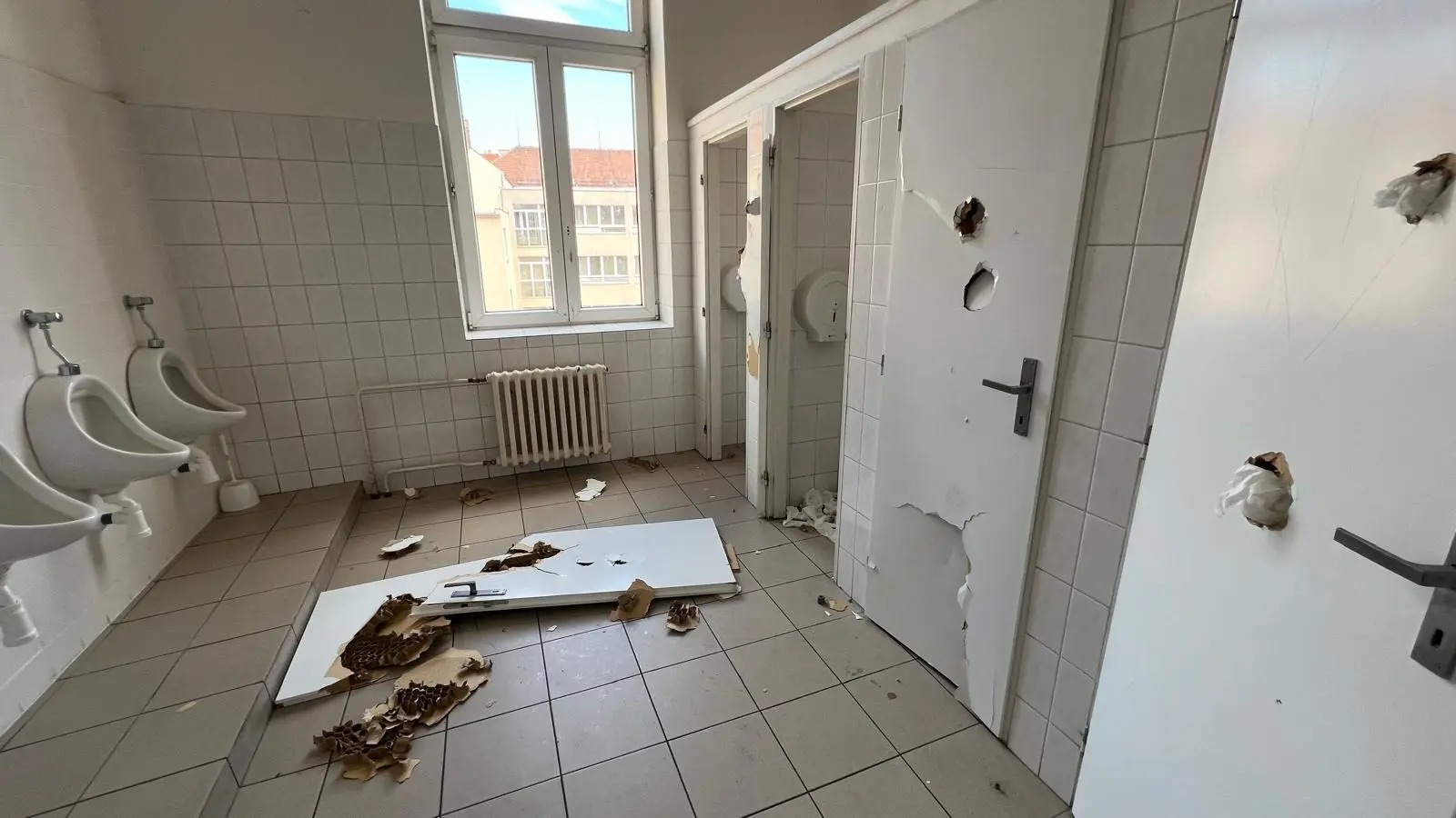 1zachod-skola.jpg