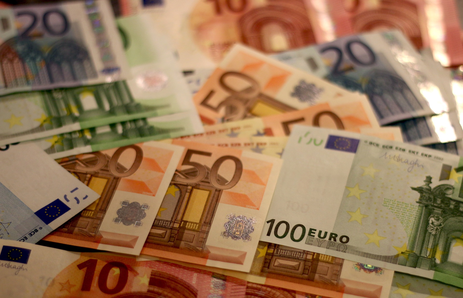 201cbe43-euro-bankovka-eura-penize.jpg