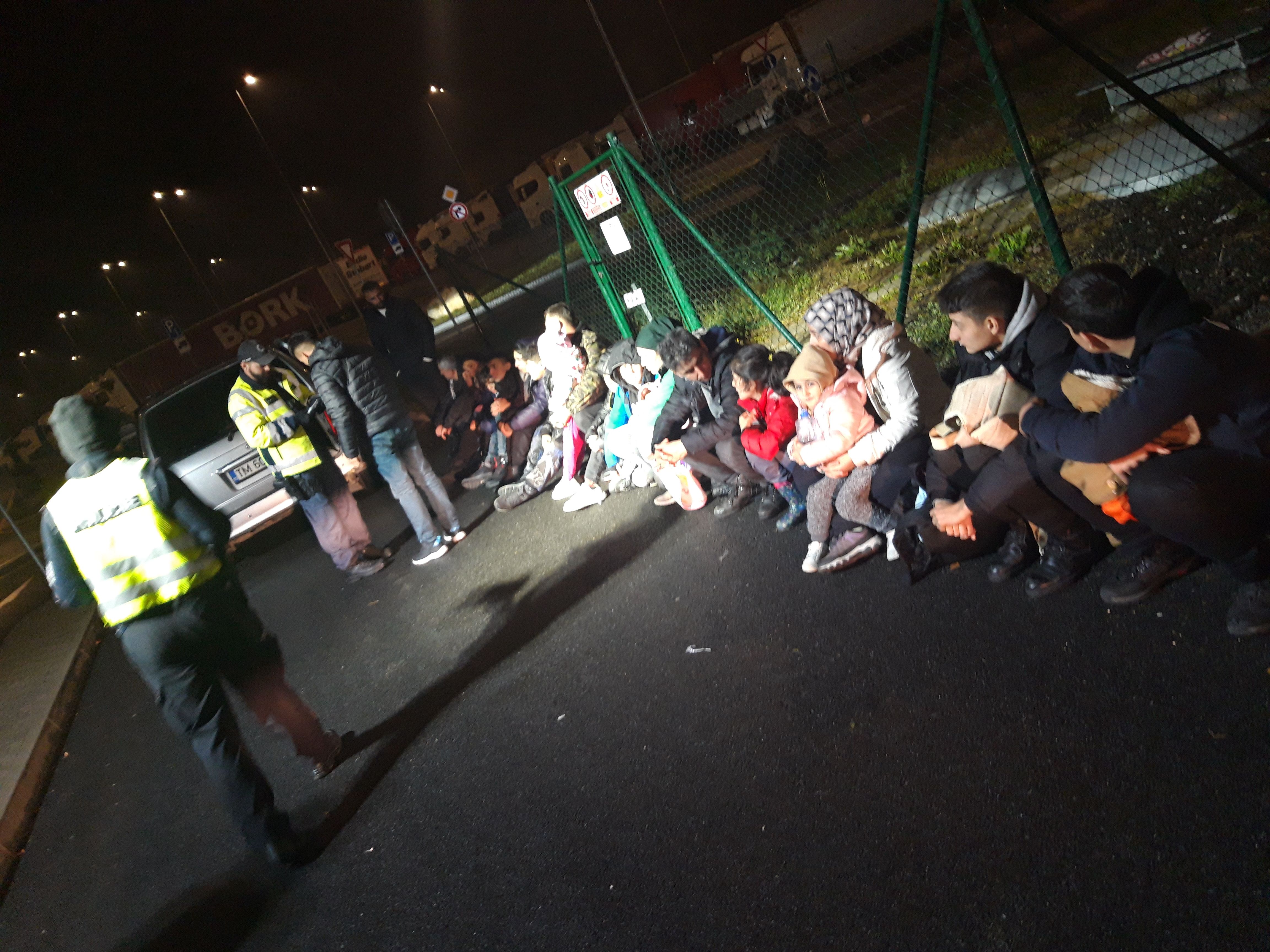 2023-10-25-1120Migranti na D1_2.jpg