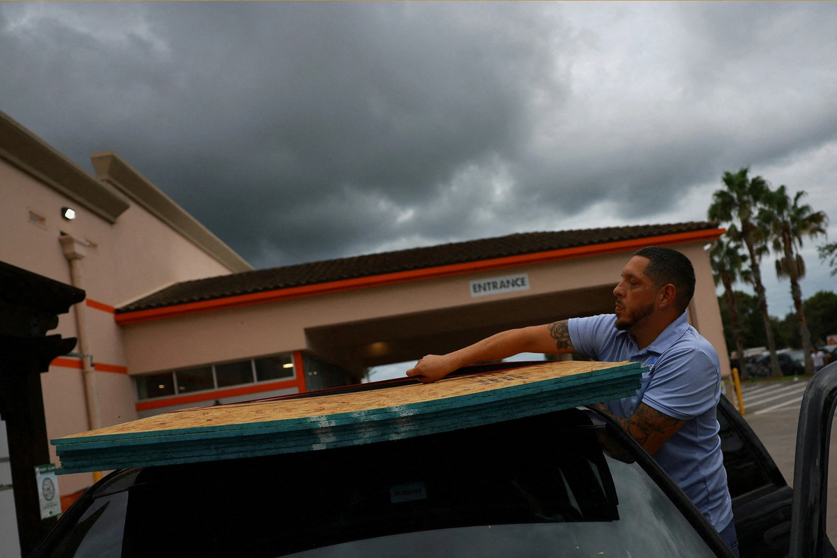 2024-10-09t003503z1499767766rc2ggaaipy7hrtrmadp3storm-milton-17284343062931397837115.jpg.webp