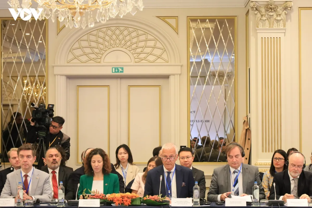 22-10_ong-andrie-gryfroy-pho-chu-tich-thu-nhat-thuong-vien-bi-phat-bieu-tai-toa-dam.webp