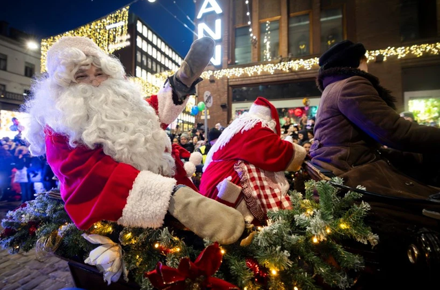 24122023-ong-gia-noel-bat-dau-phat-qua-17033941385191361044048.webp