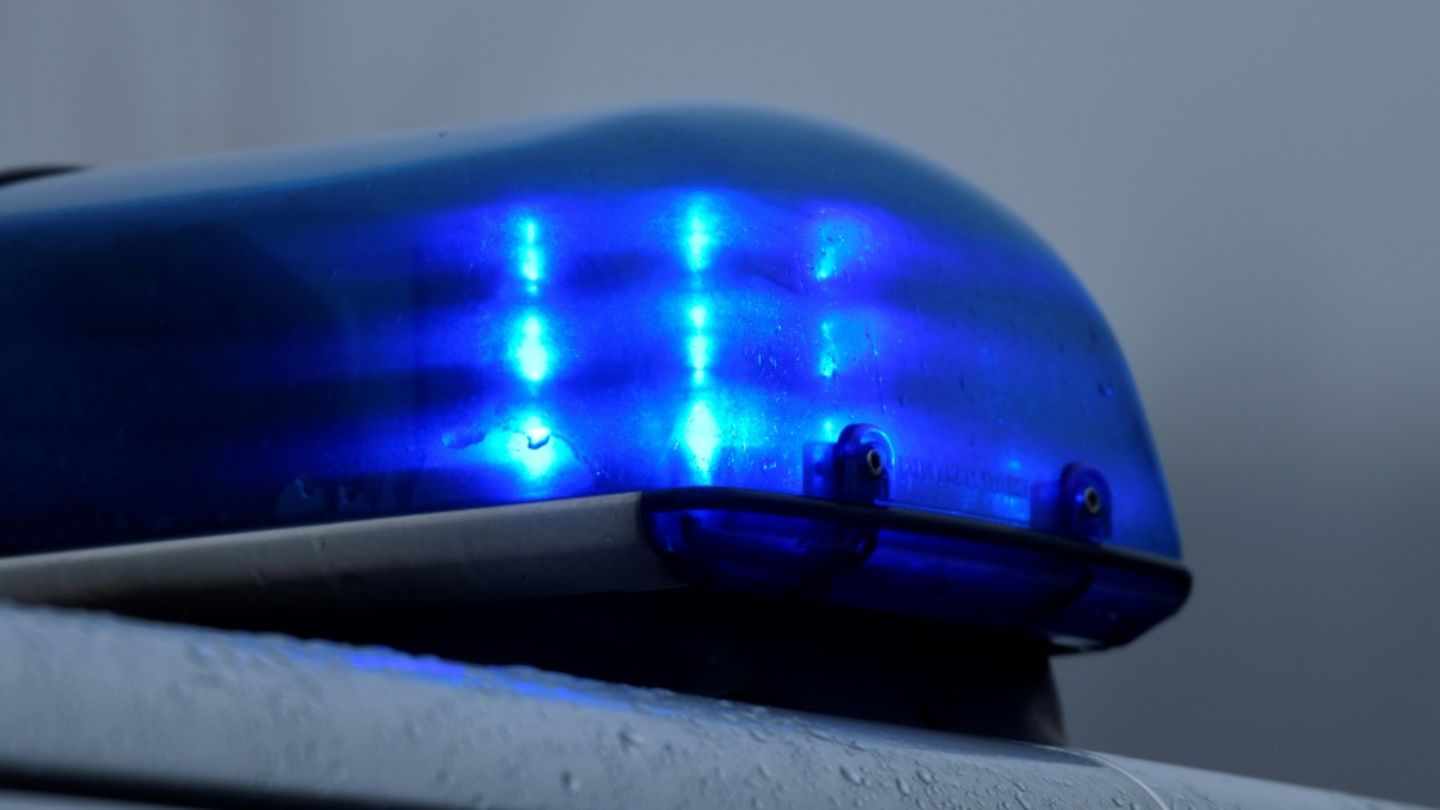 29--blaulicht-an-polizeifahrzeug---305d98ca6872e258.jpg