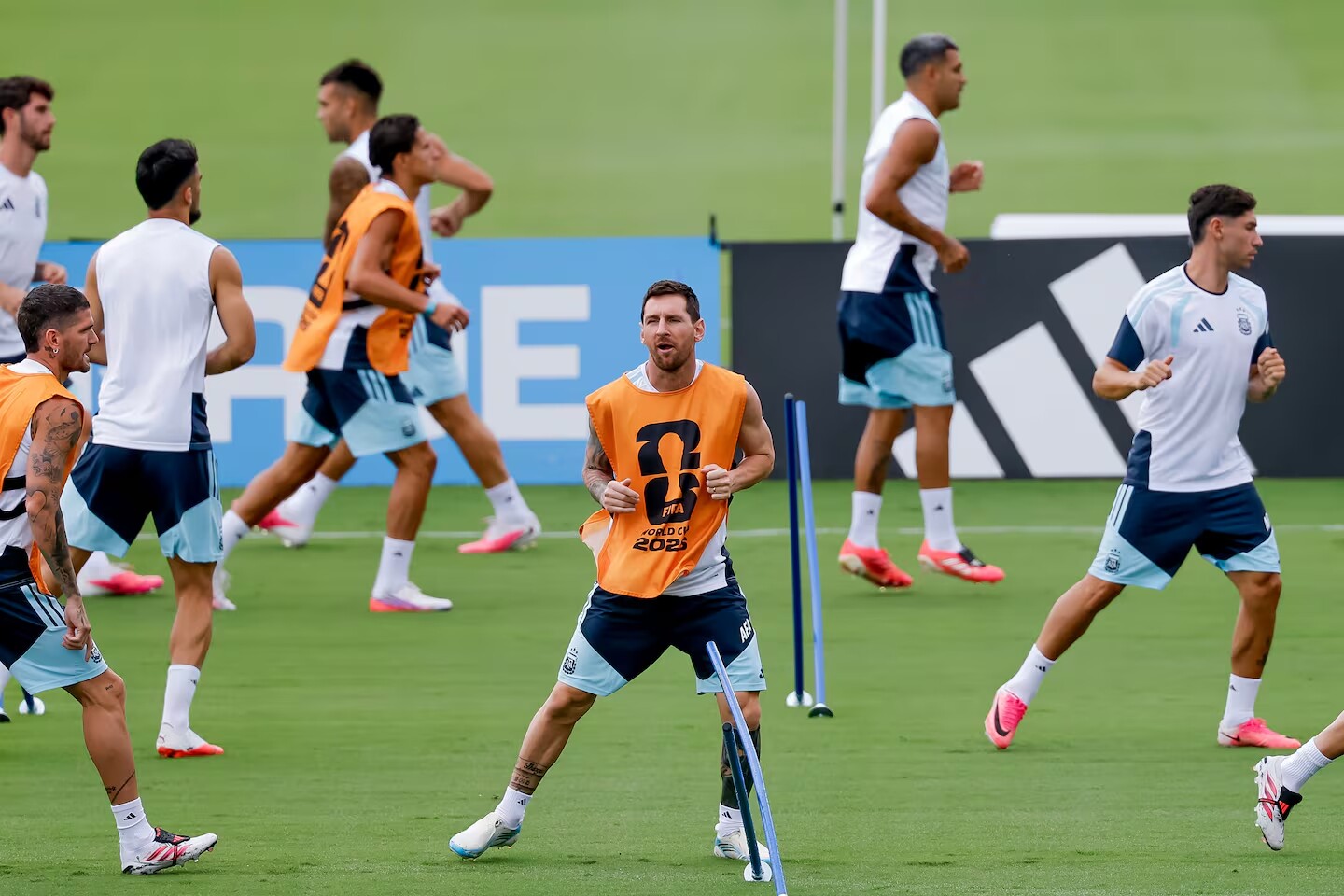 Argentina-so-tai-Tay-Ban-Nha-Sieu-sao-Messi-gay-sot-voi-tuyet-chieu-tap-messi-argentina-t---p-luy---n-4-1784366216-673-width1440height960.jpg