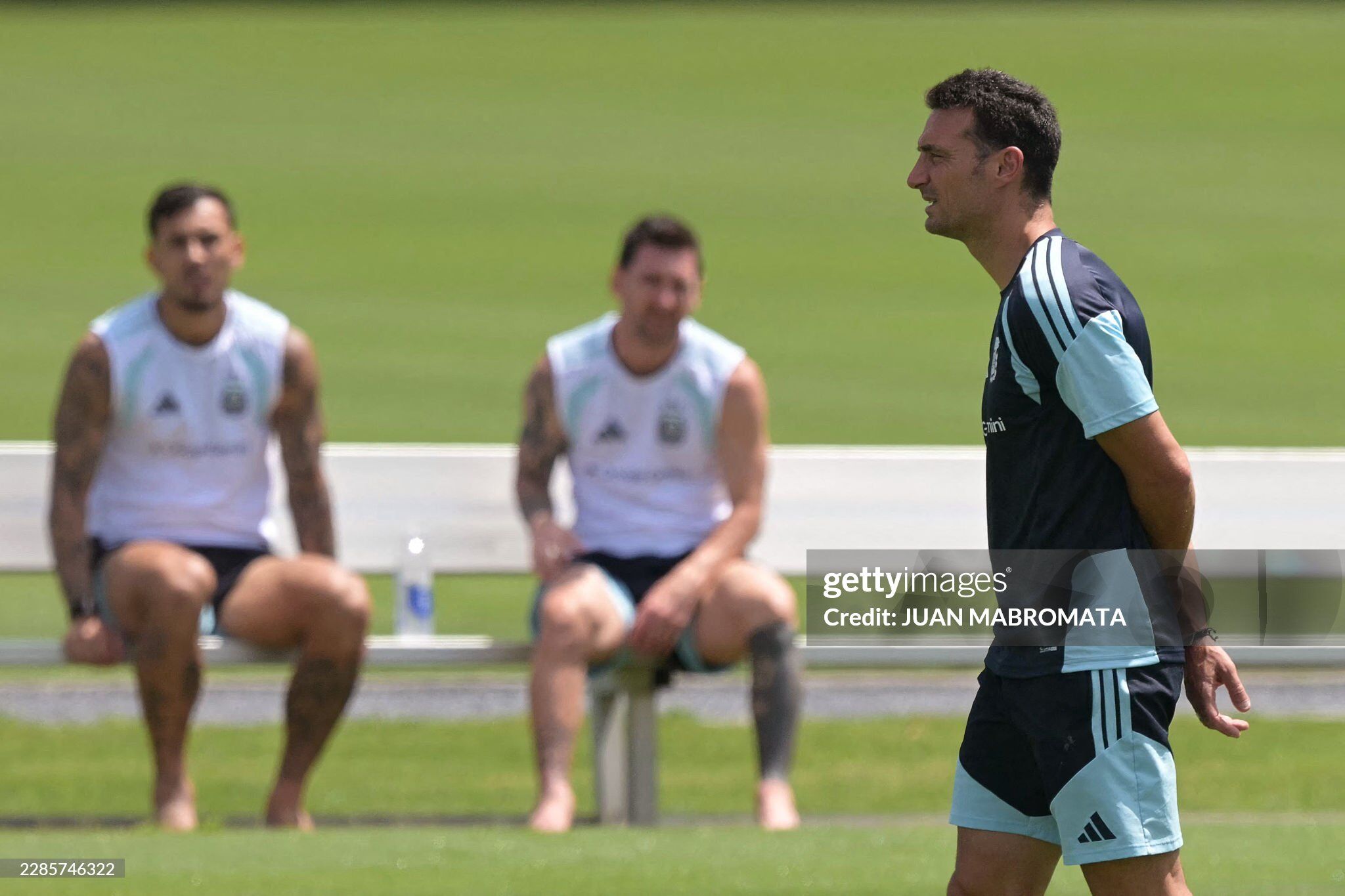 Argentina-so-tai-Tay-Ban-Nha-Sieu-sao-Messi-gay-sot-voi-tuyet-chieu-tap-messi-argentina-t---p-luy---n-6-1784369189-19-width2048height1365.jpg