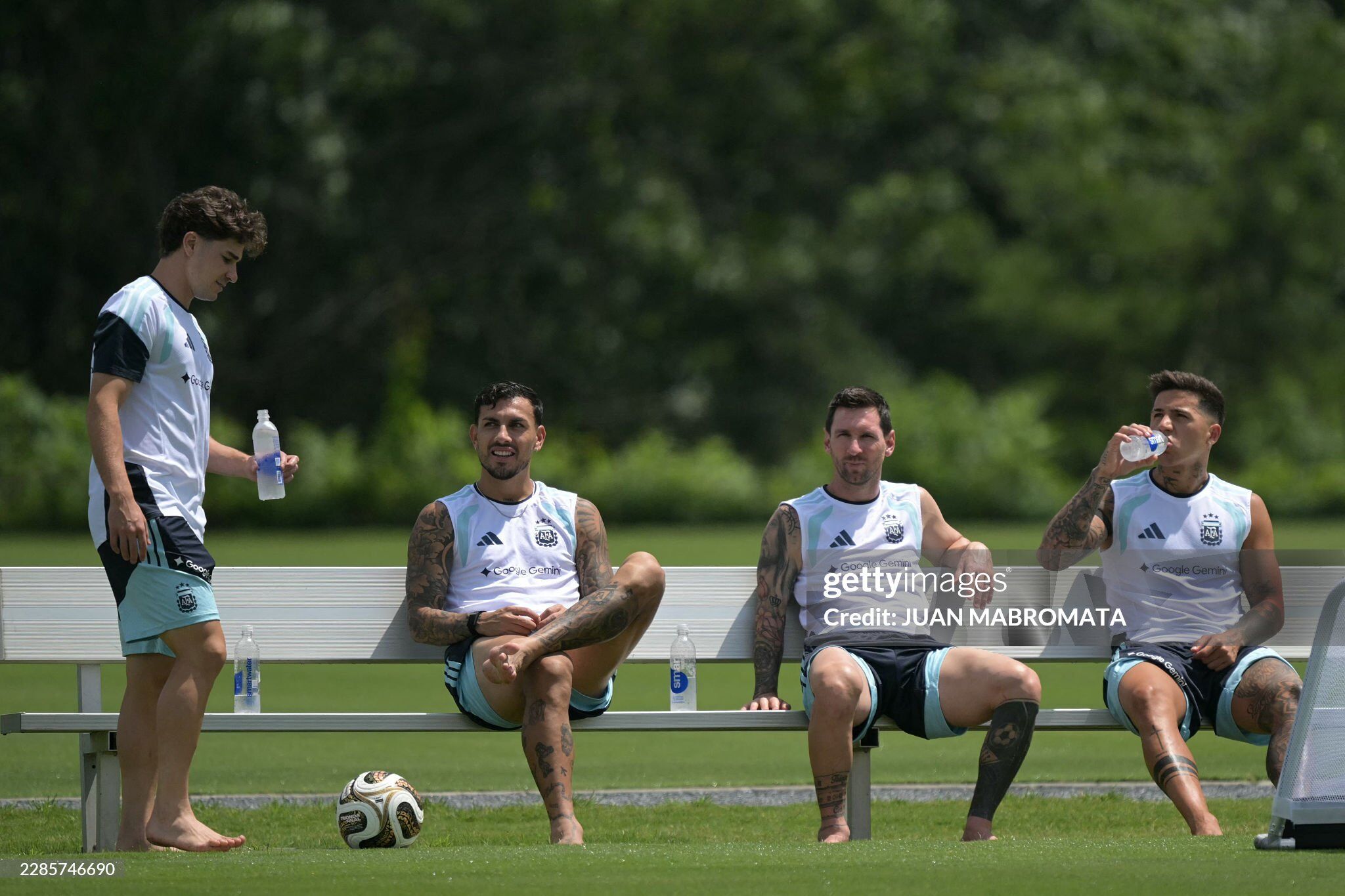 Argentina-so-tai-Tay-Ban-Nha-Sieu-sao-Messi-gay-sot-voi-tuyet-chieu-tap-messi-argentina-t---p-luy---n-8-1784369189-936-width2048height1365.jpg
