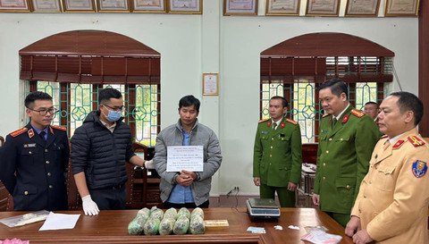 Bat-qua-tang-truong-ban-cong-tac-Mat-tran-mang-gan-10-kg-ma-tuy-di-tieu-thu-13-12--1--1702463293-321-width480height273 (1).jpg