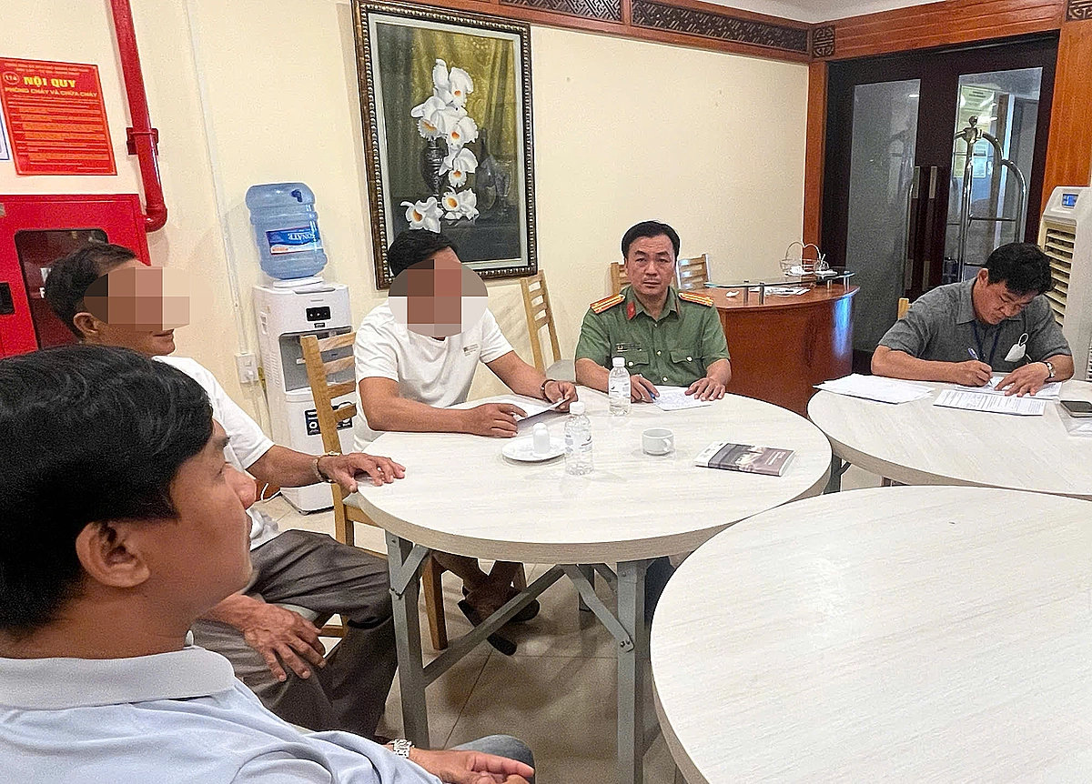 Bẻ san hô.webp