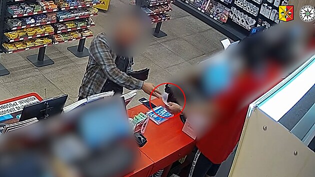 CHA810e1495fb_POLICIE_bankovky.jpg