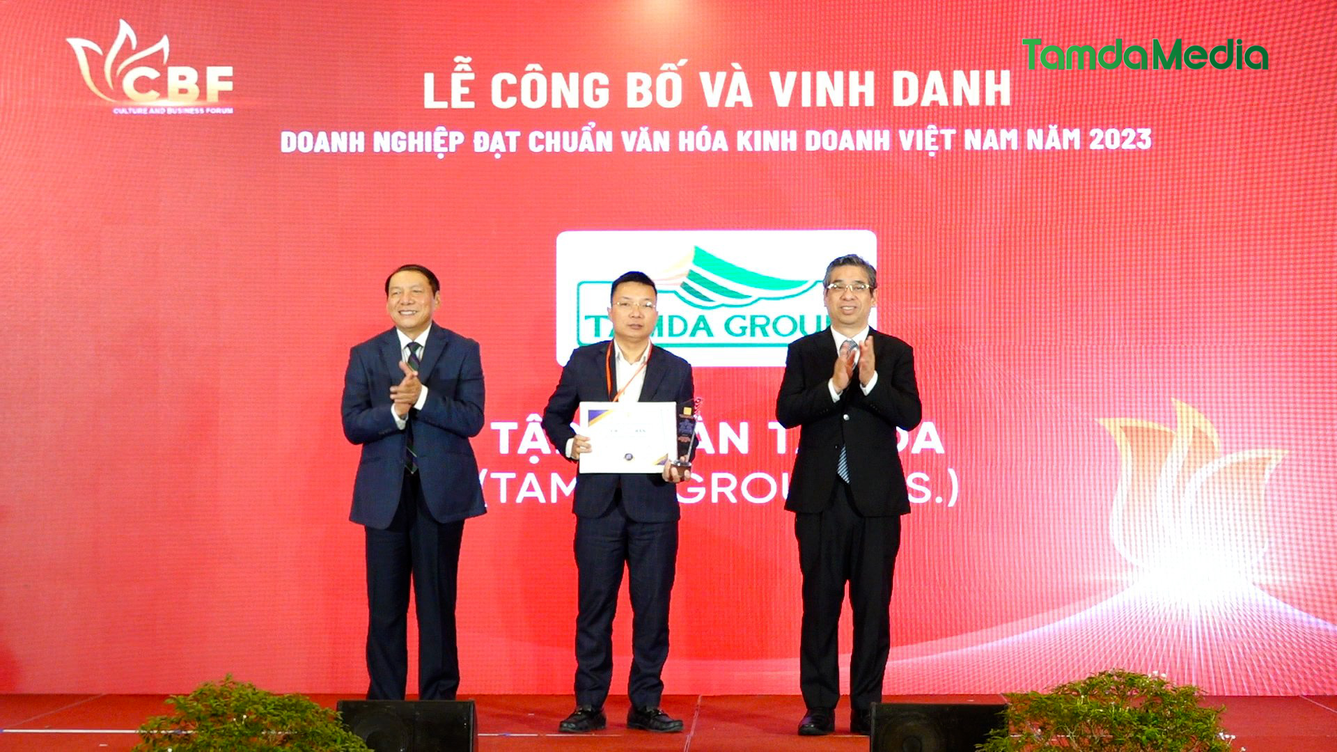 DATA VUONG THUY AN.02_10_25_01.Still001.jpg