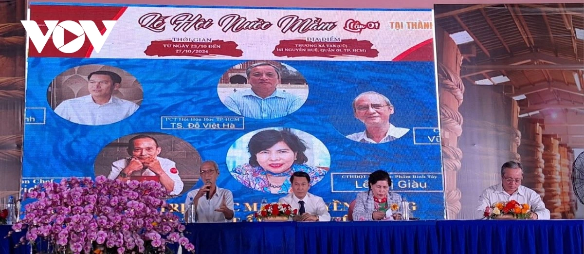 Đại biểu trao đổi tại Diễn đàn “Giá trị nước mắm truyền thống trong Ẩm thực Việt” diễn ra trong khuôn khổ lễ hội (Ảnh Lệ Hằng).webp