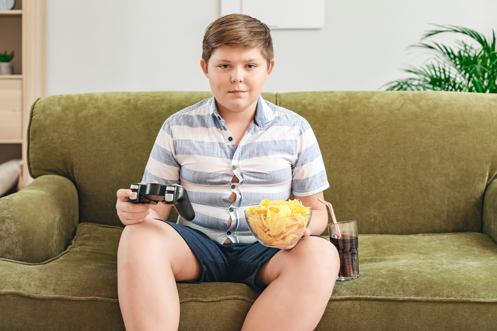 Dicker-Junge-mit-Chips-auf-Couch.jpg