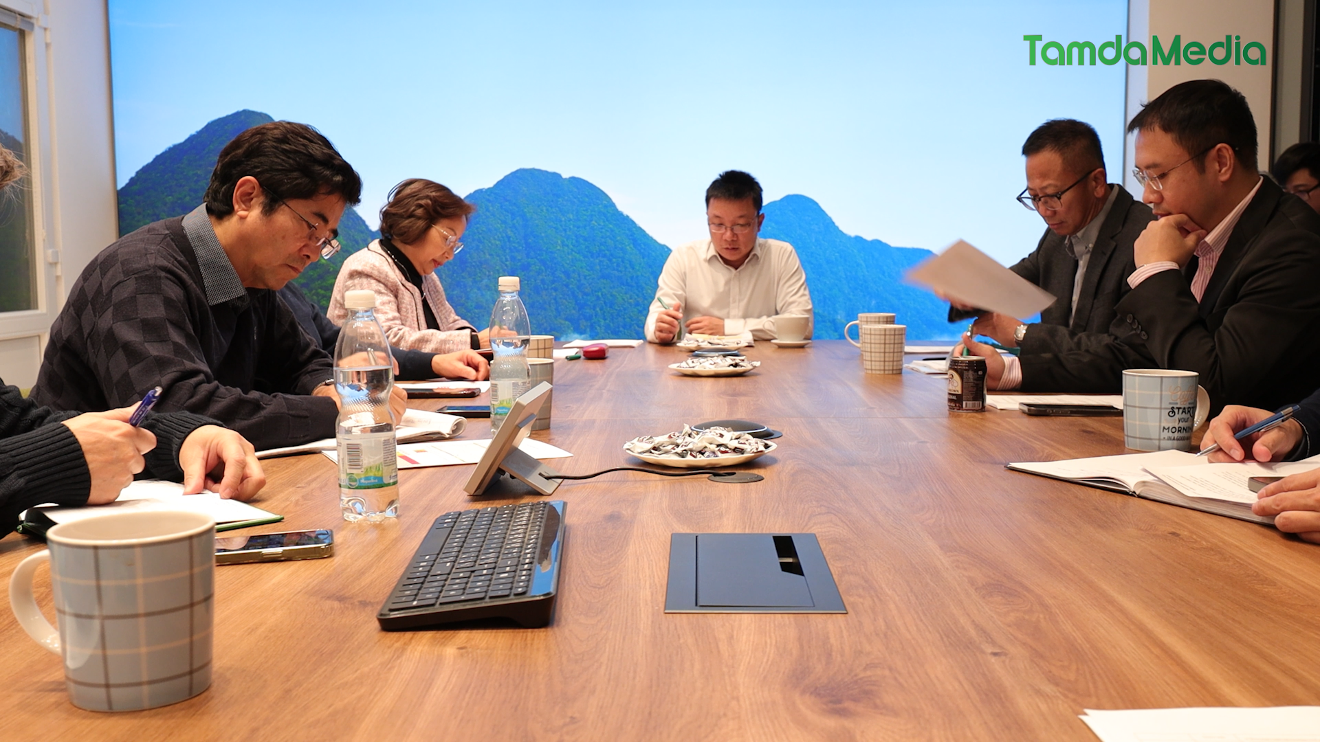 HINH THO.04_29_28_06.Still034.bmp