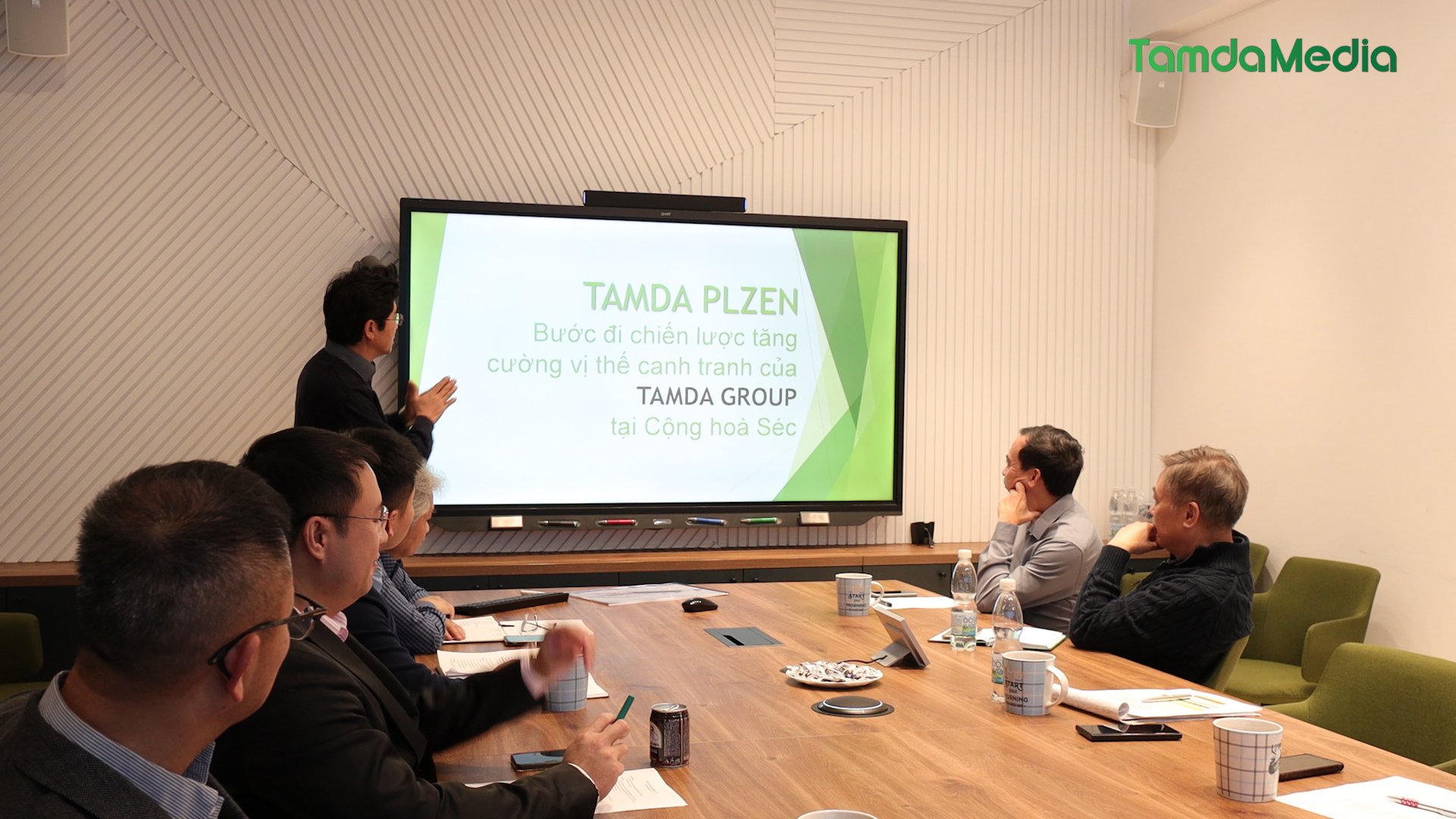 HINH THO.04_29_33_24.Still035.bmp