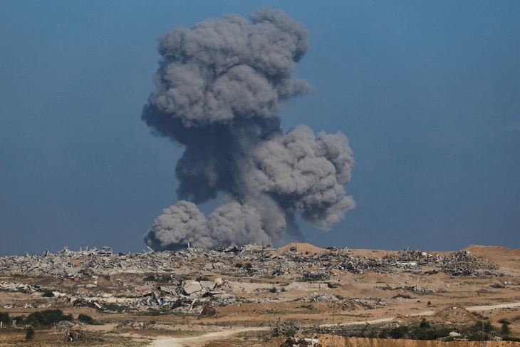 Khói bốc lên ở Gaza.jpg