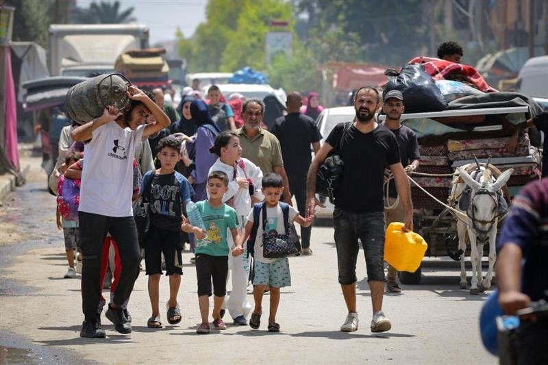 Người dân Palestine di tản khỏi Deir Al-Balah ở miền Trung dải Gaza. (Ảnh_ AFP).jpg