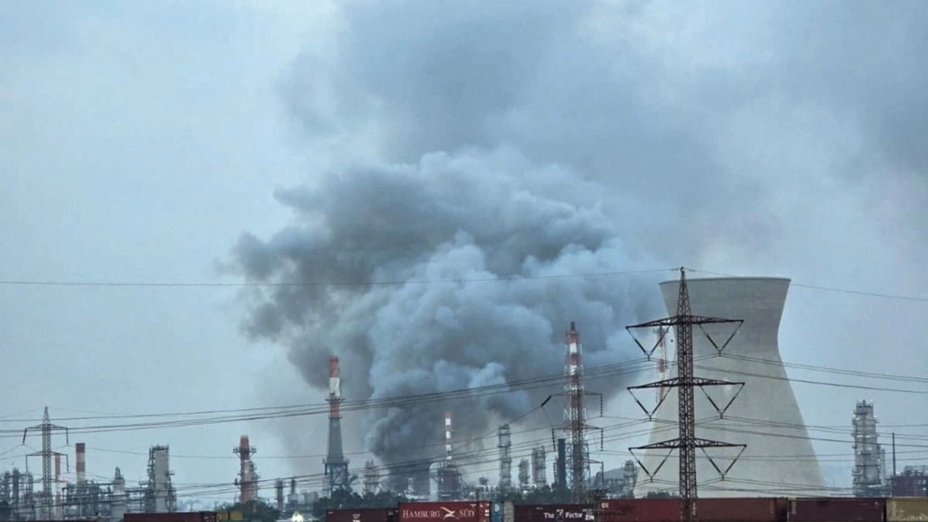 Nhà máy lọc dầu Iran.webp