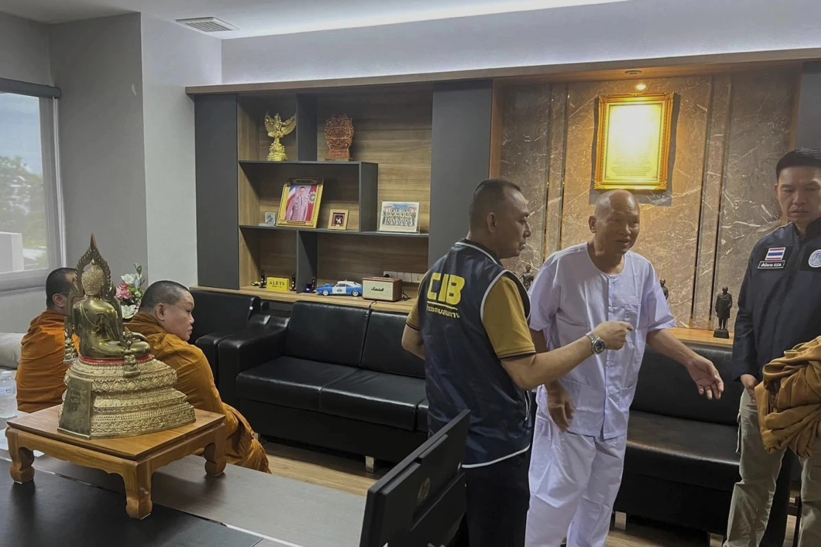 Nhà sư Alongkot.webp