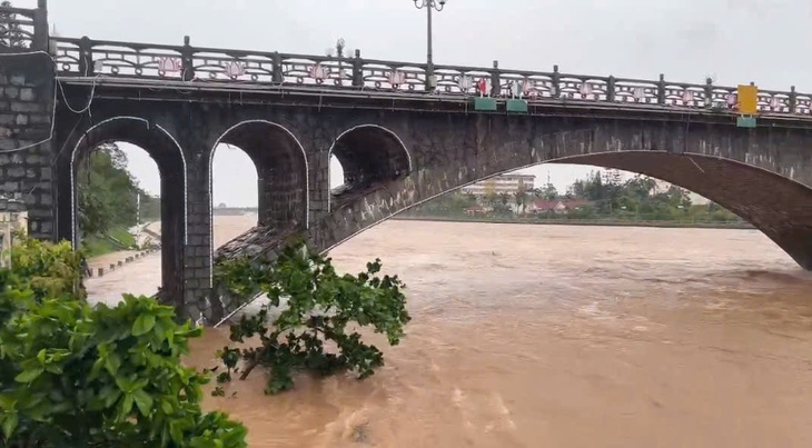 Nước lũ.jpg