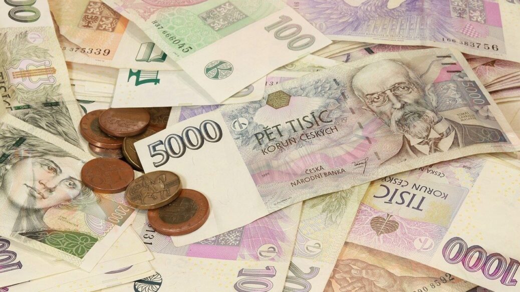 Peníze-bankovky-mince-české-koruny-CZK-e1614766246109-1038x584.jpg