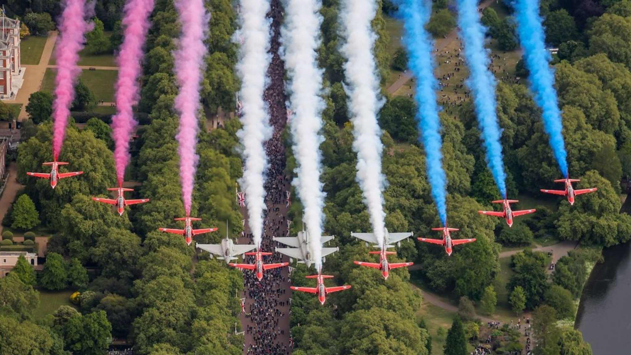 Red-Arrows-Air-Show-Prague.jpg