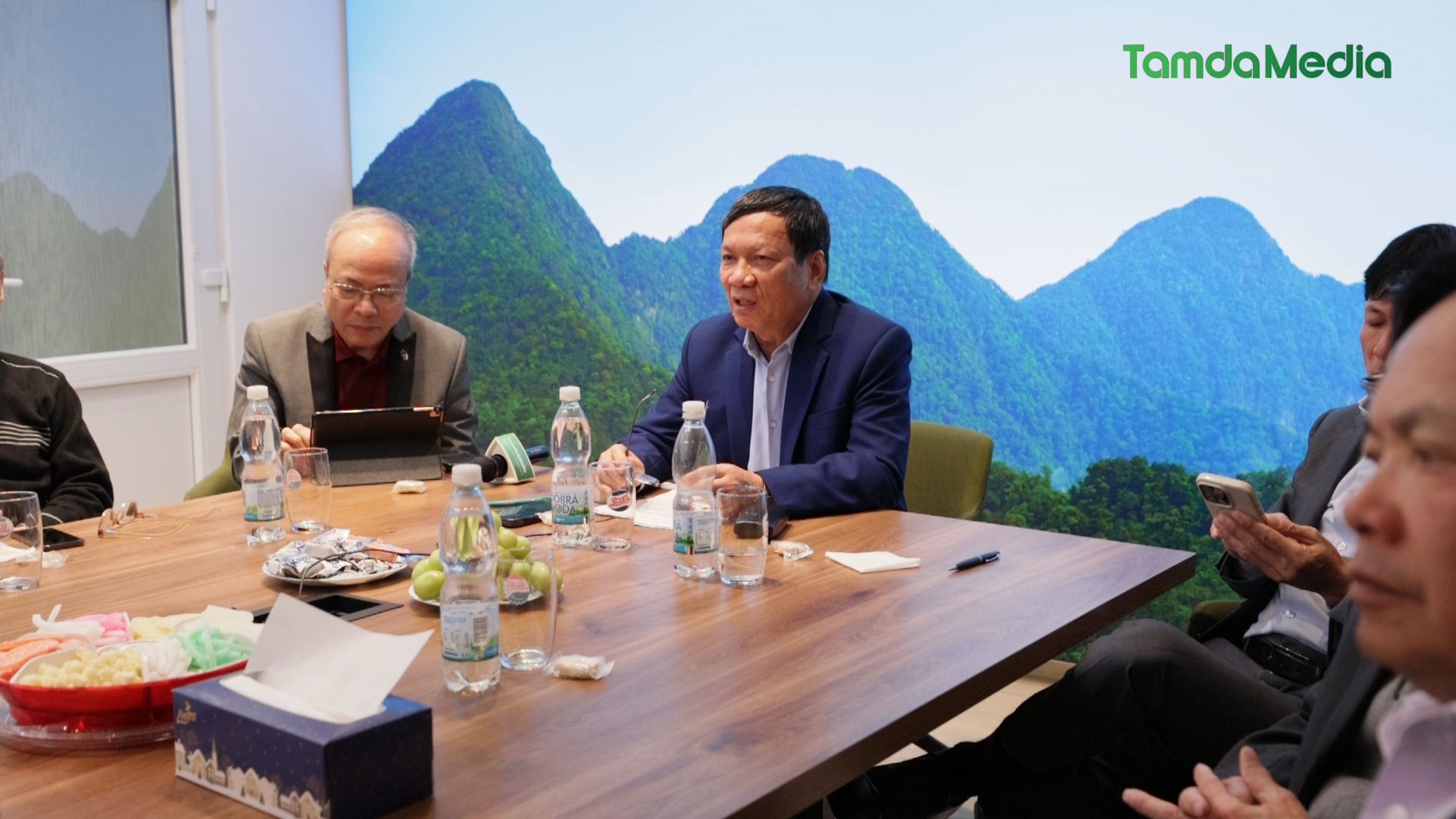 Sequence 04.00_01_12_08.Still003.bmp