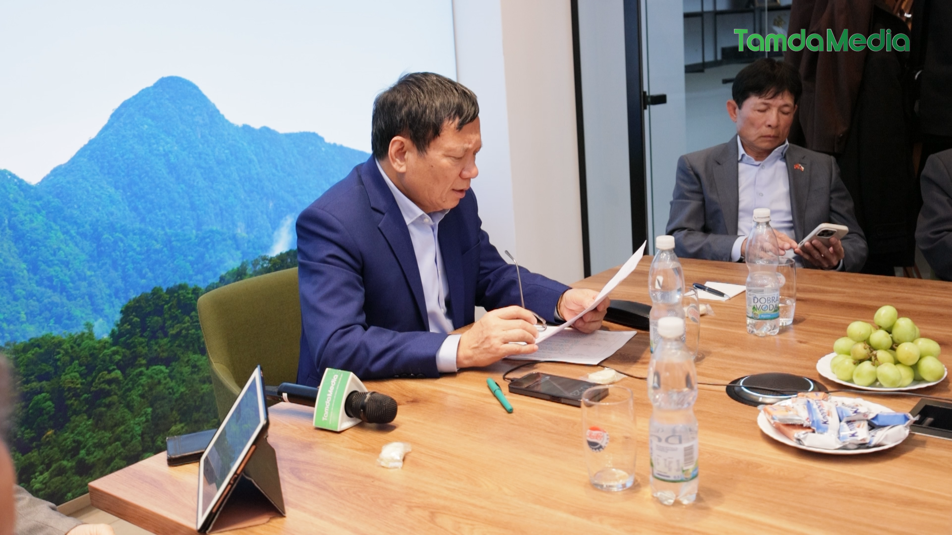 Sequence 04.00_03_29_11.Still006.bmp