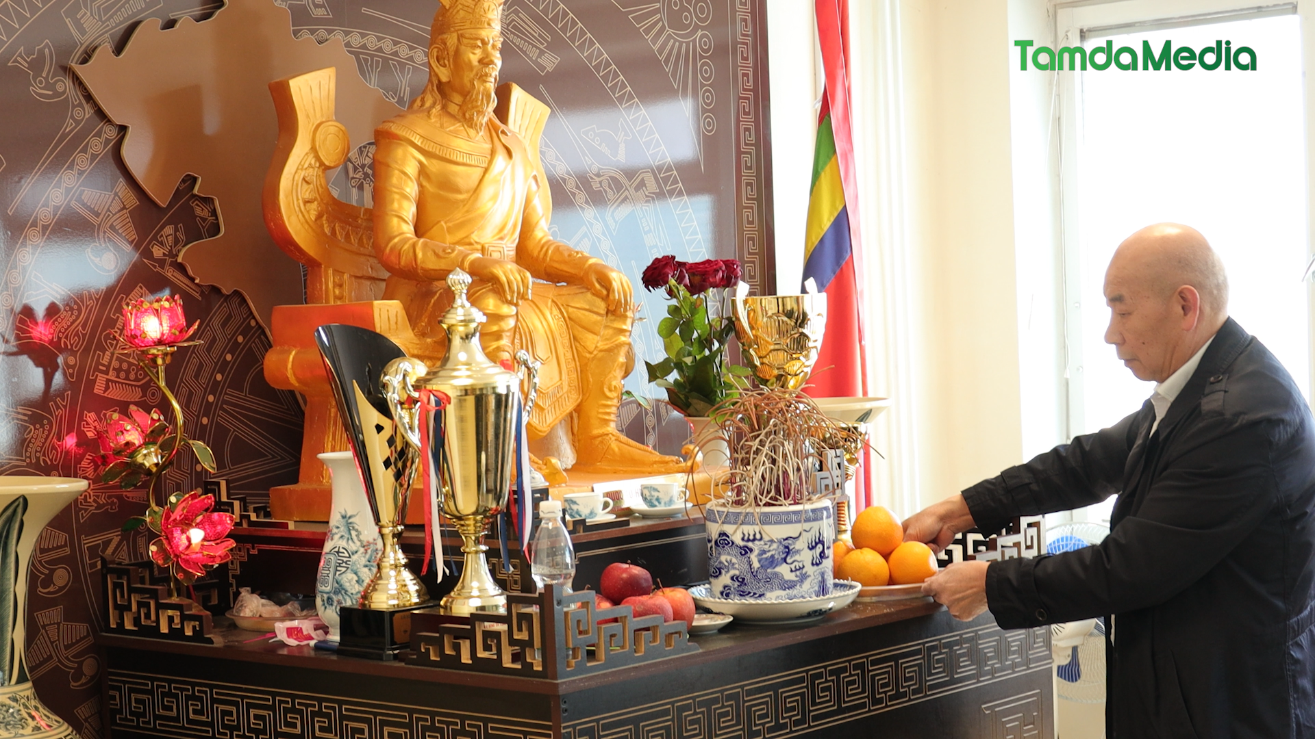 Sequence 17.00_01_21_18.Still002.bmp