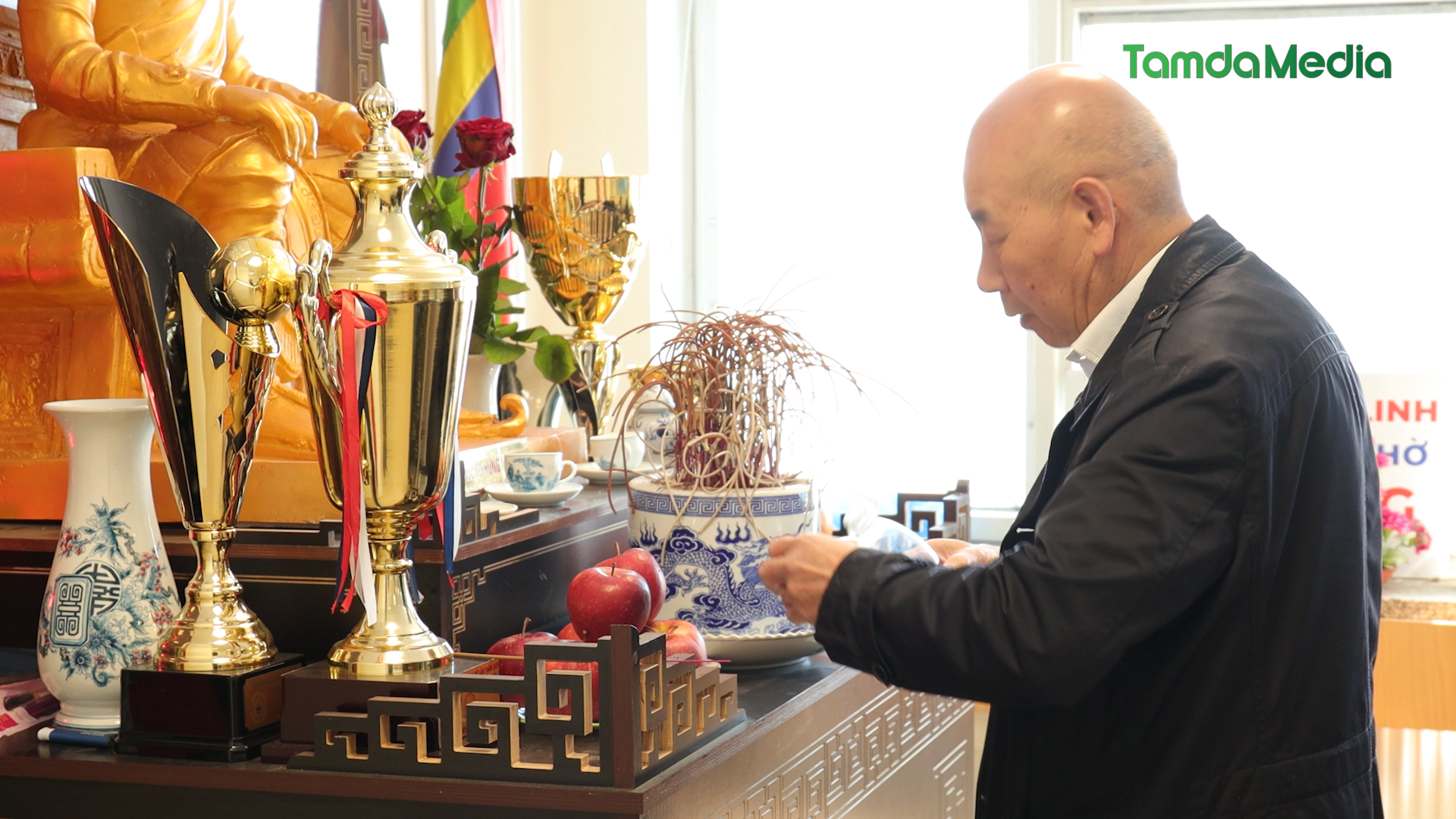 Sequence 17.00_01_54_24.Still003.bmp