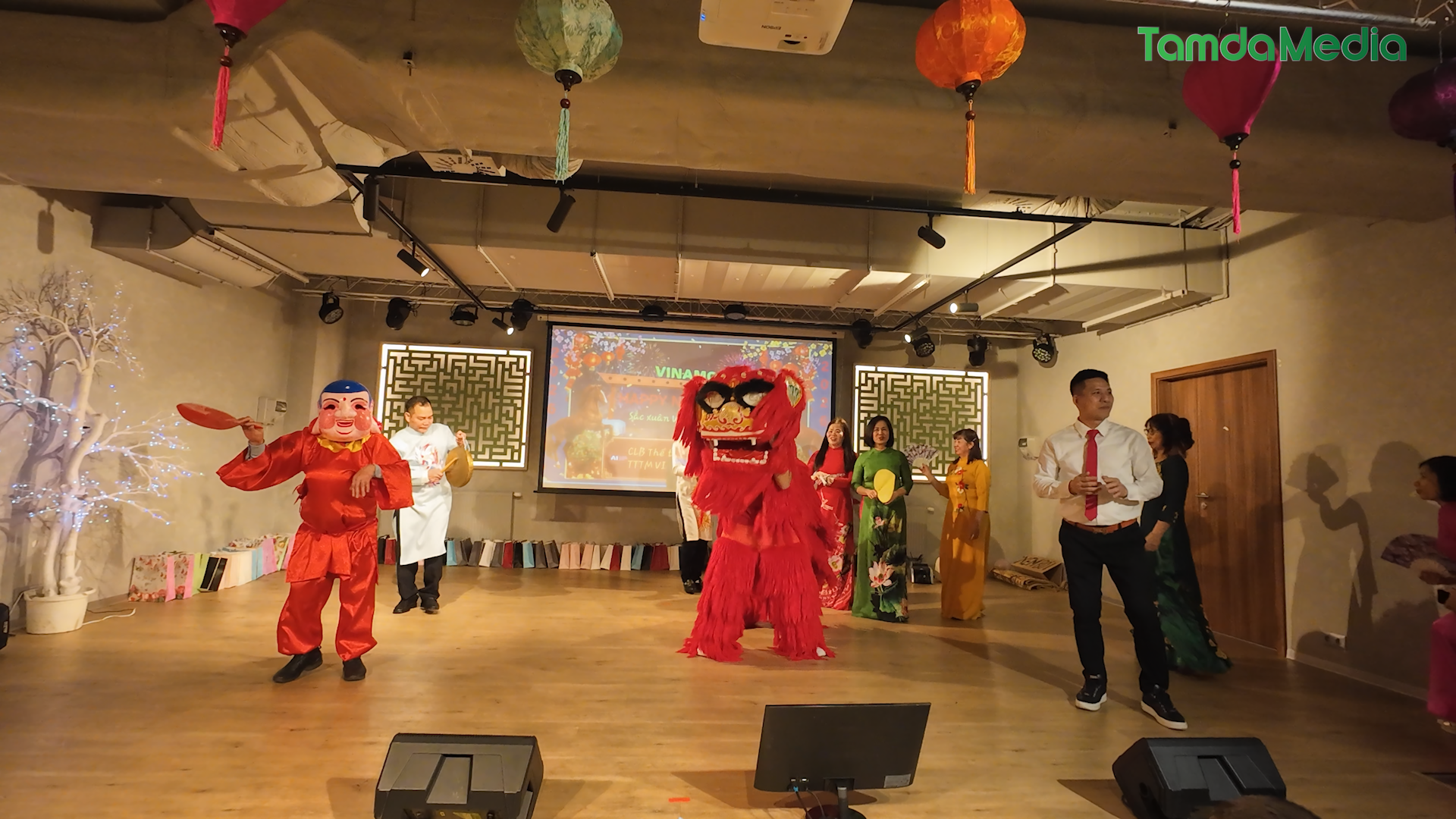 Sequence 17.00_04_28_29.Still007.bmp