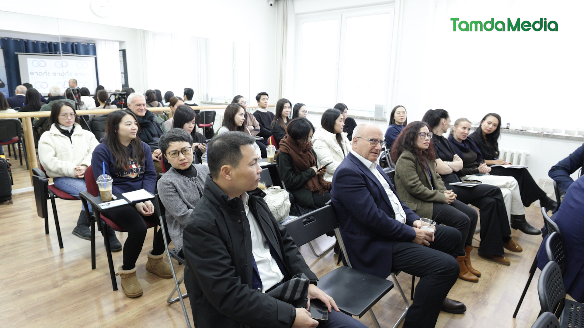 Sequence 17.00_06_04_08.Still008.bmp