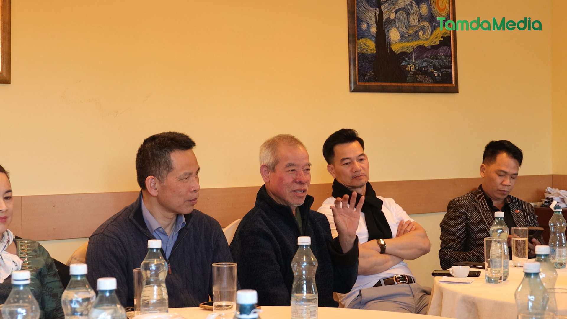 Sequence 17.00_15_53_07.Still007.bmp