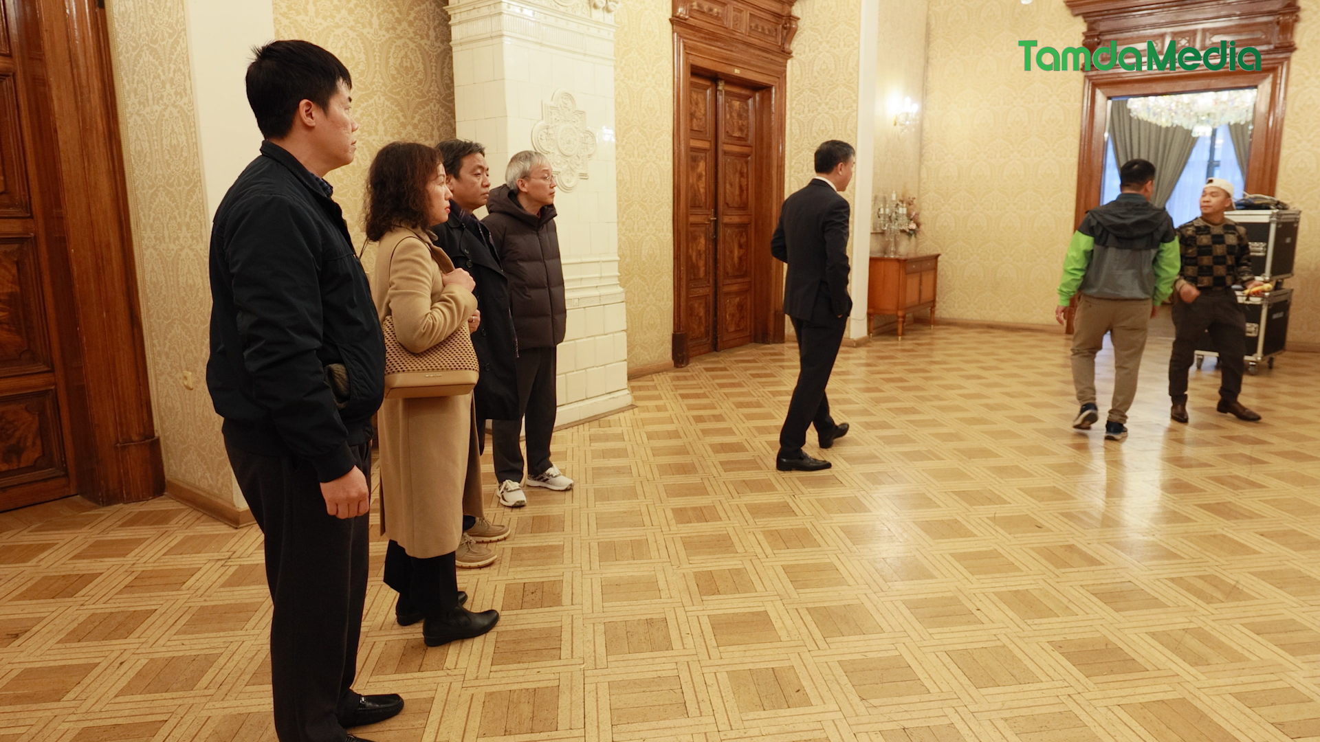 Sequence 17.00_19_36_07.Still017.bmp