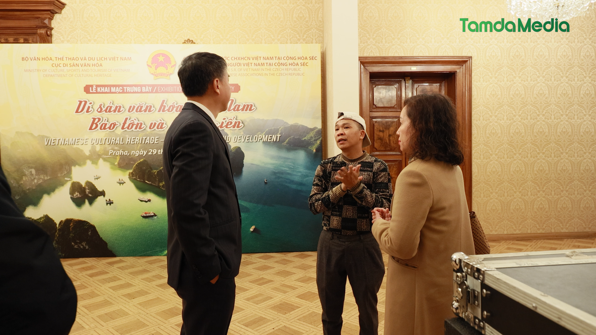 Sequence 17.00_19_51_09.Still018.bmp