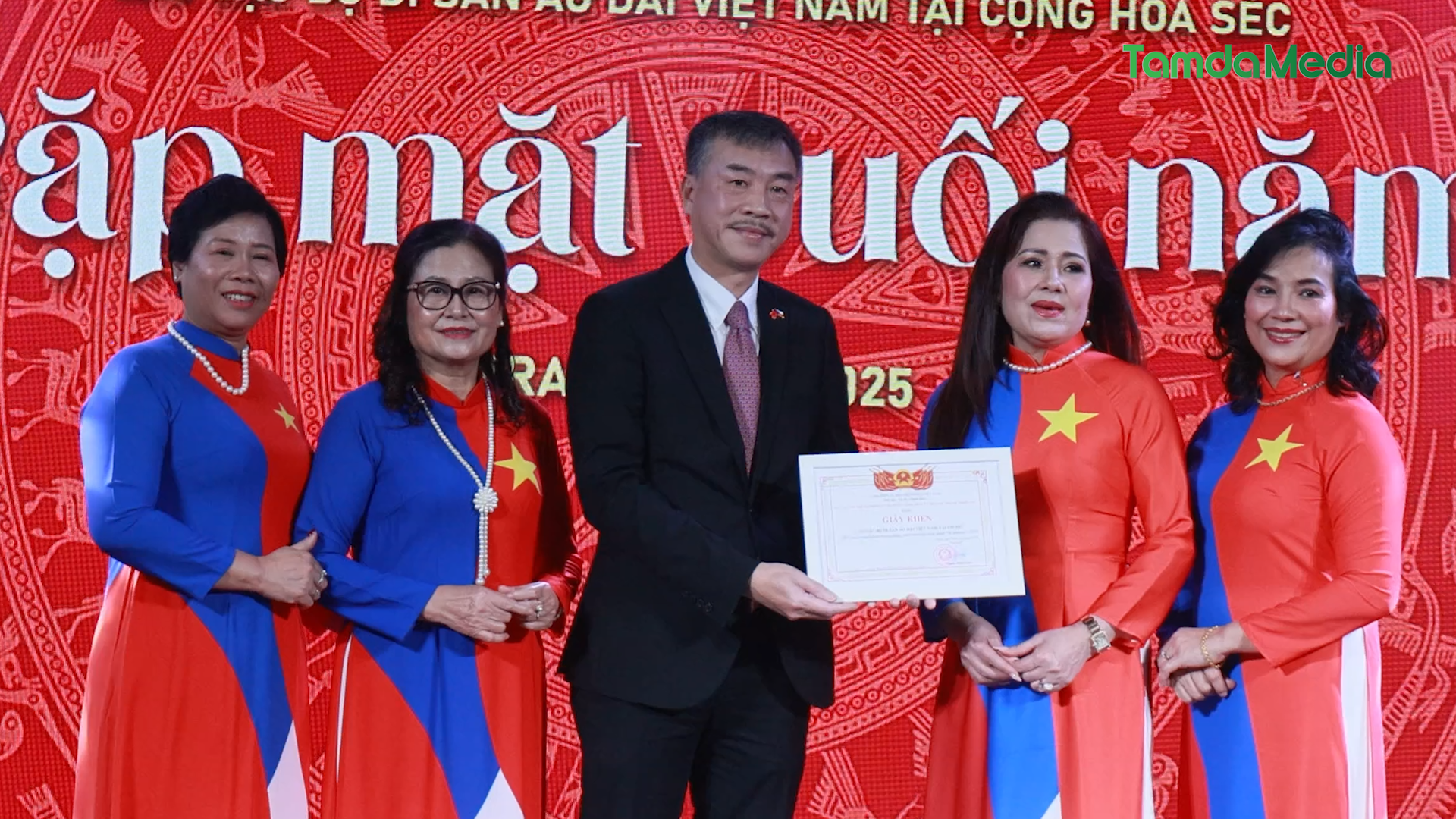 Sequence 17.01_00_32_05.Still008.bmp