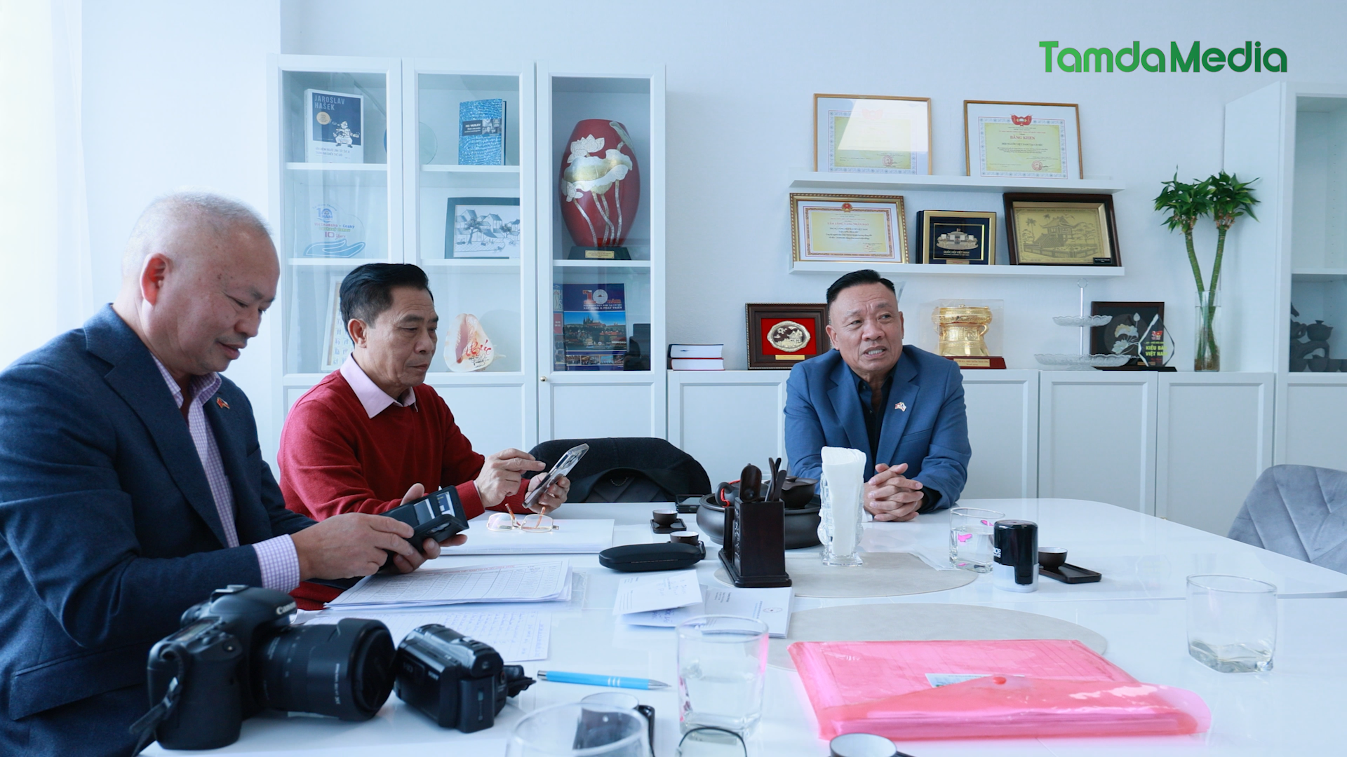 Sequence 18.00_00_28_06.Still002.bmp