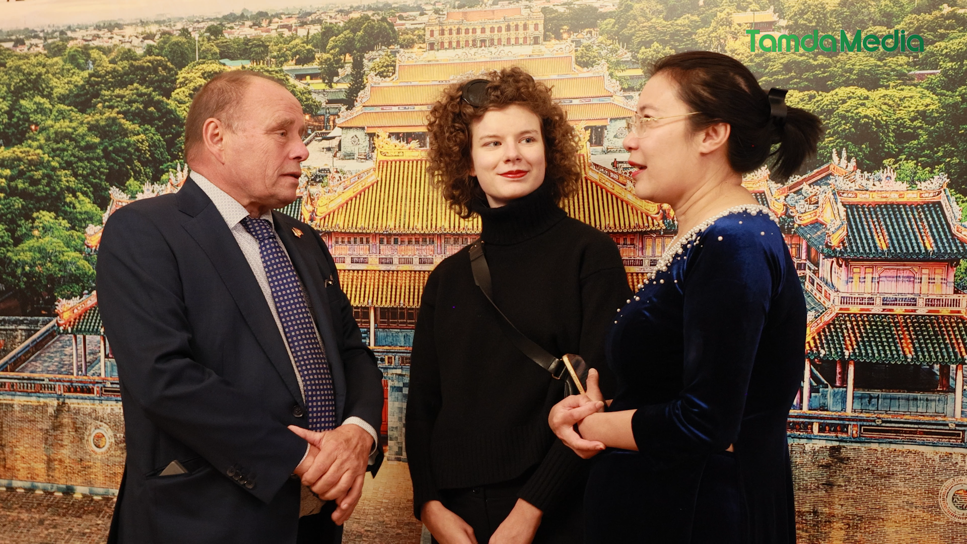 Sequence 19.00_12_30_03.Still006.bmp