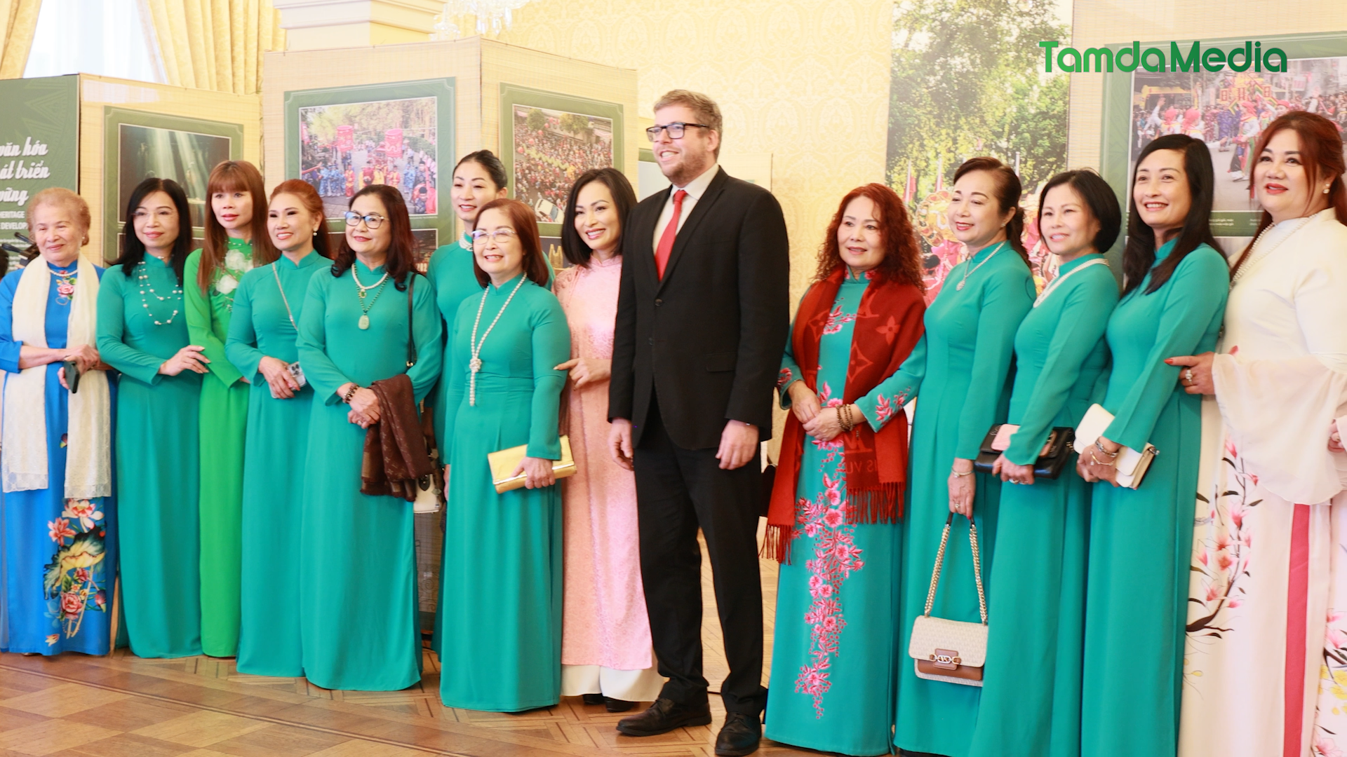 Sequence 19.00_13_21_12.Still008.bmp