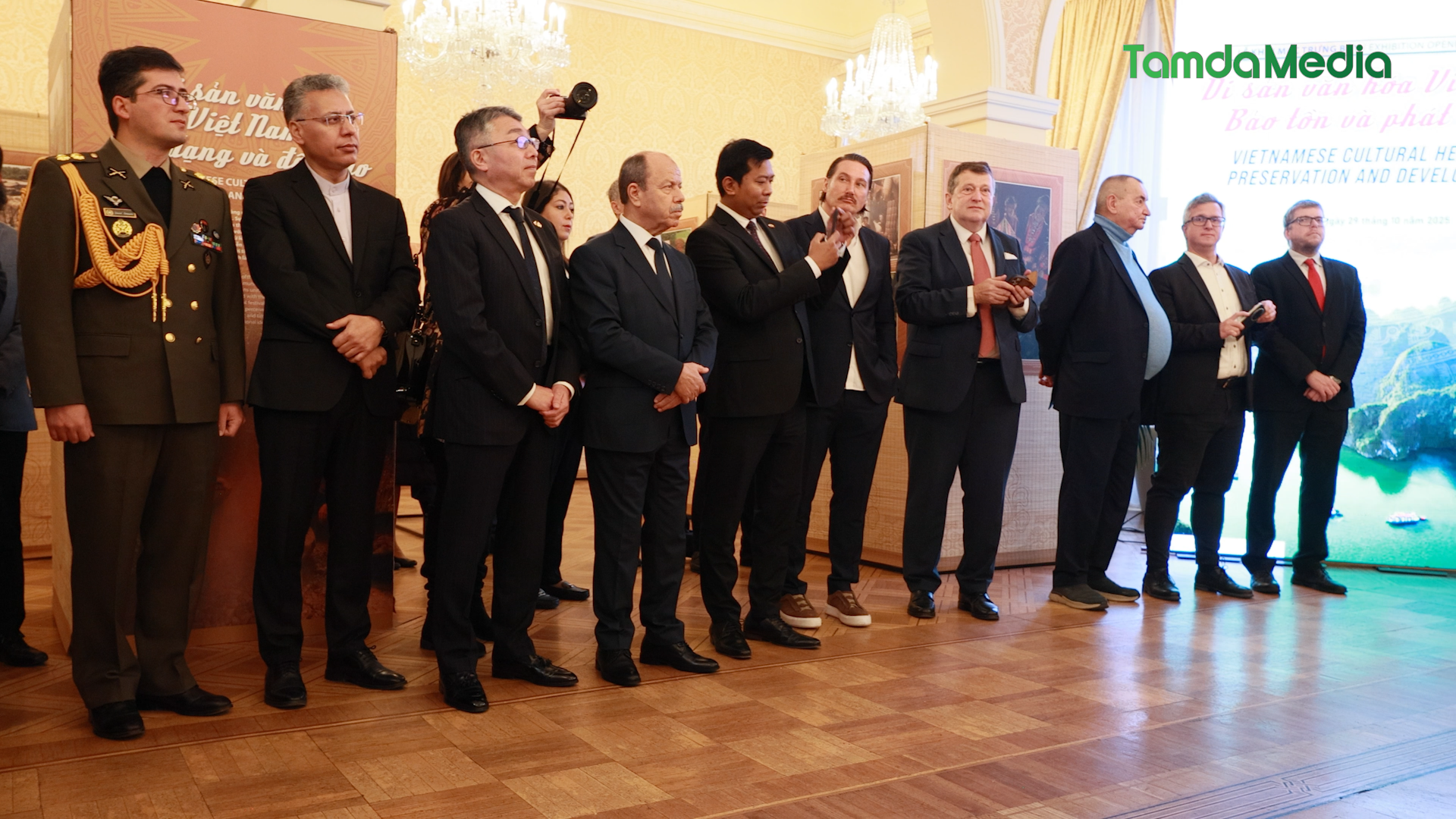 Sequence 19.00_14_19_24.Still009.bmp