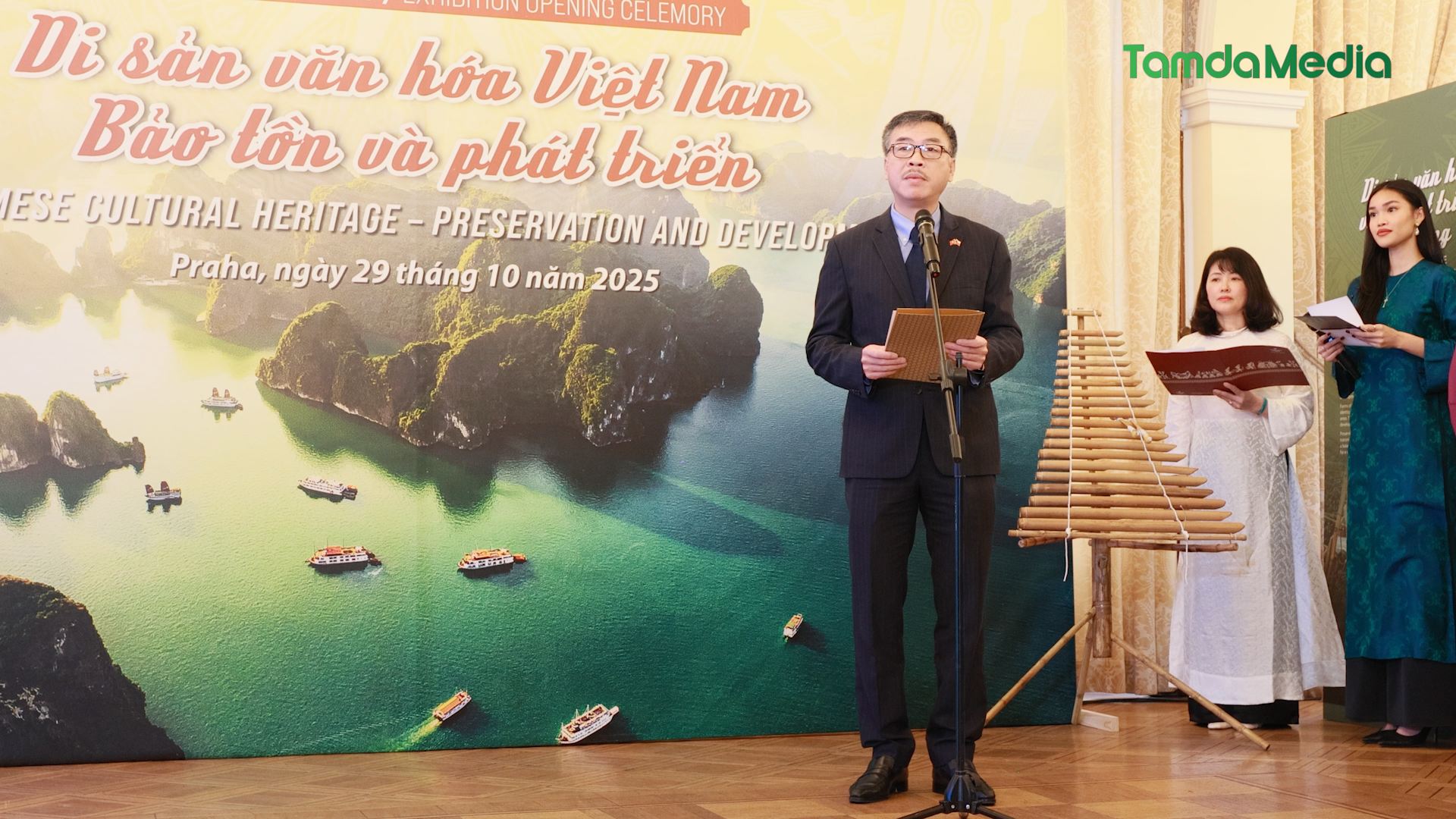 Sequence 19.00_17_35_17.Still010.bmp