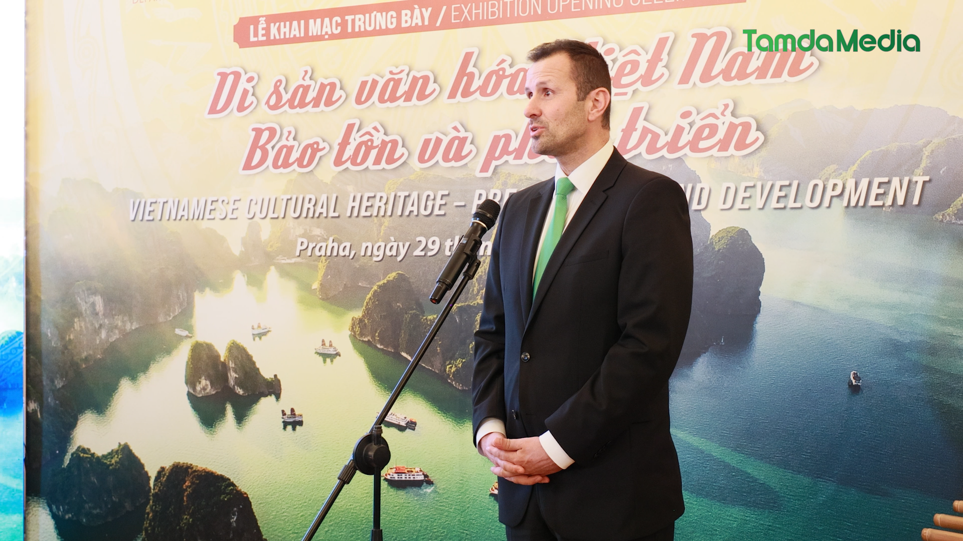 Sequence 19.00_23_14_18.Still012.bmp