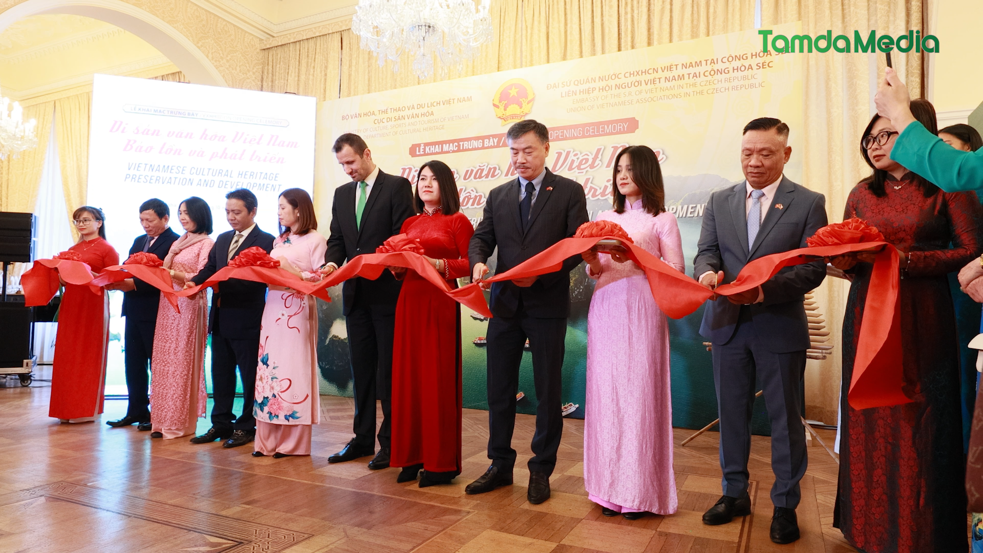 Sequence 19.00_24_21_24.Still013.bmp