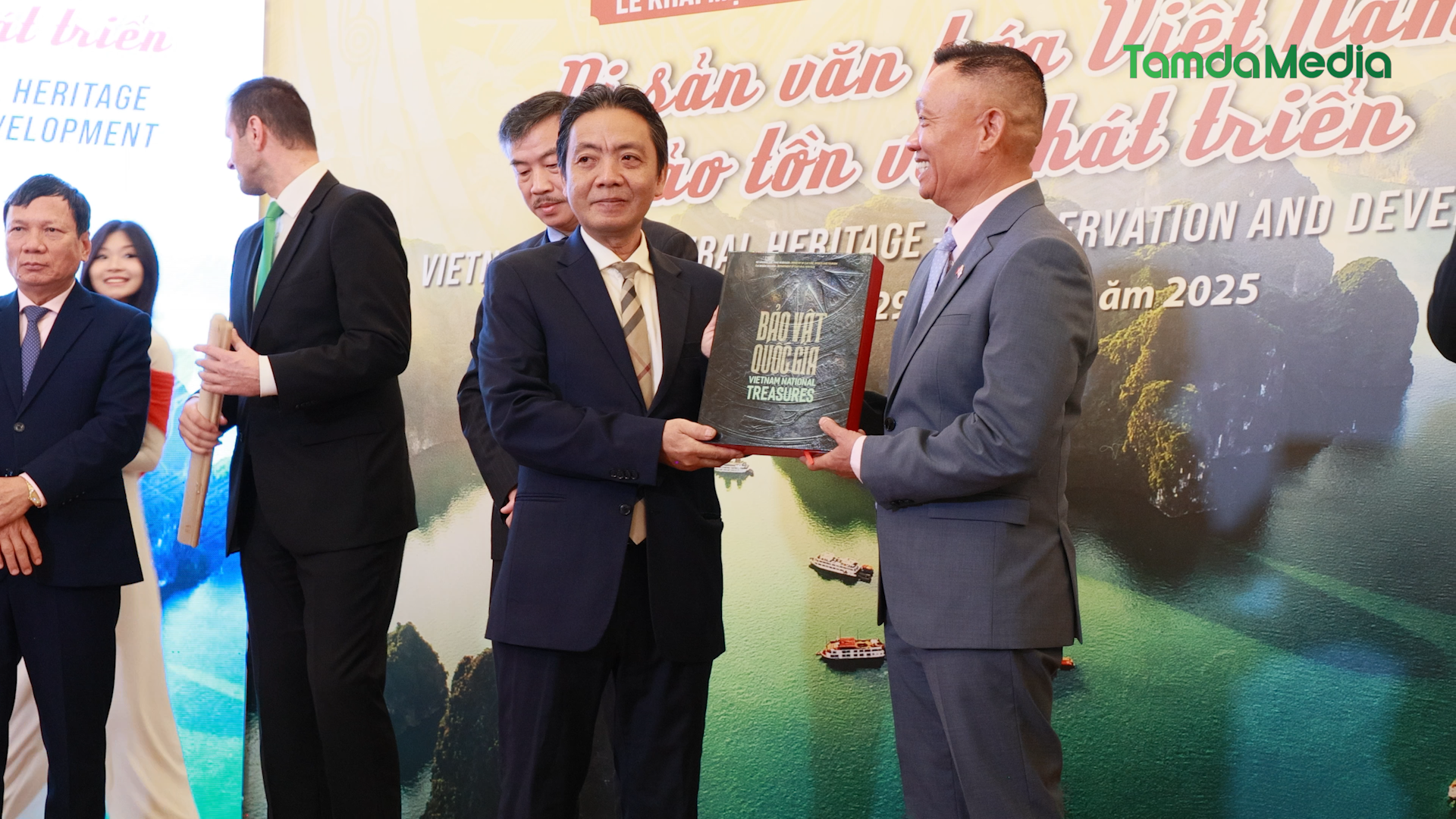 Sequence 19.00_25_35_24.Still015.bmp