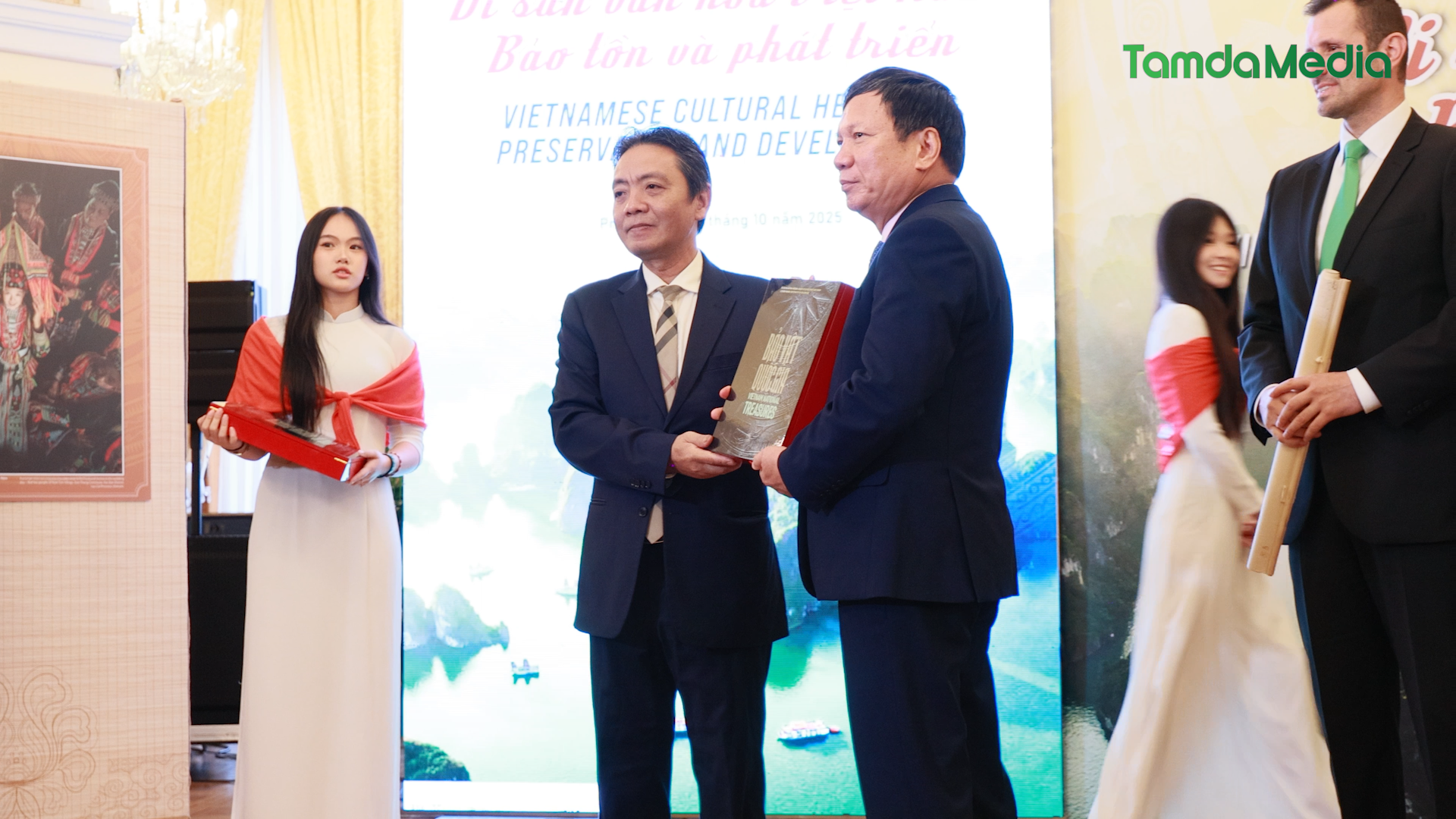 Sequence 19.00_25_45_17.Still016.bmp