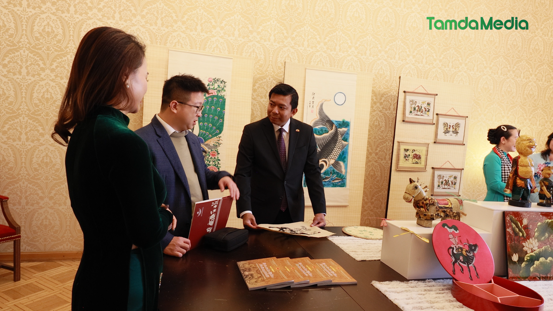 Sequence 19.00_32_13_05.Still018.bmp